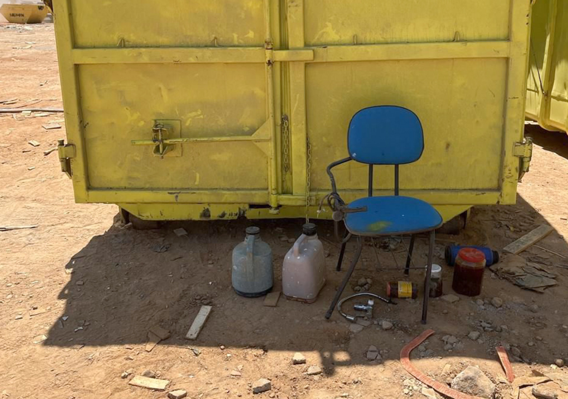 Trabalhadores não tinham abrigo para sol ou chuva 