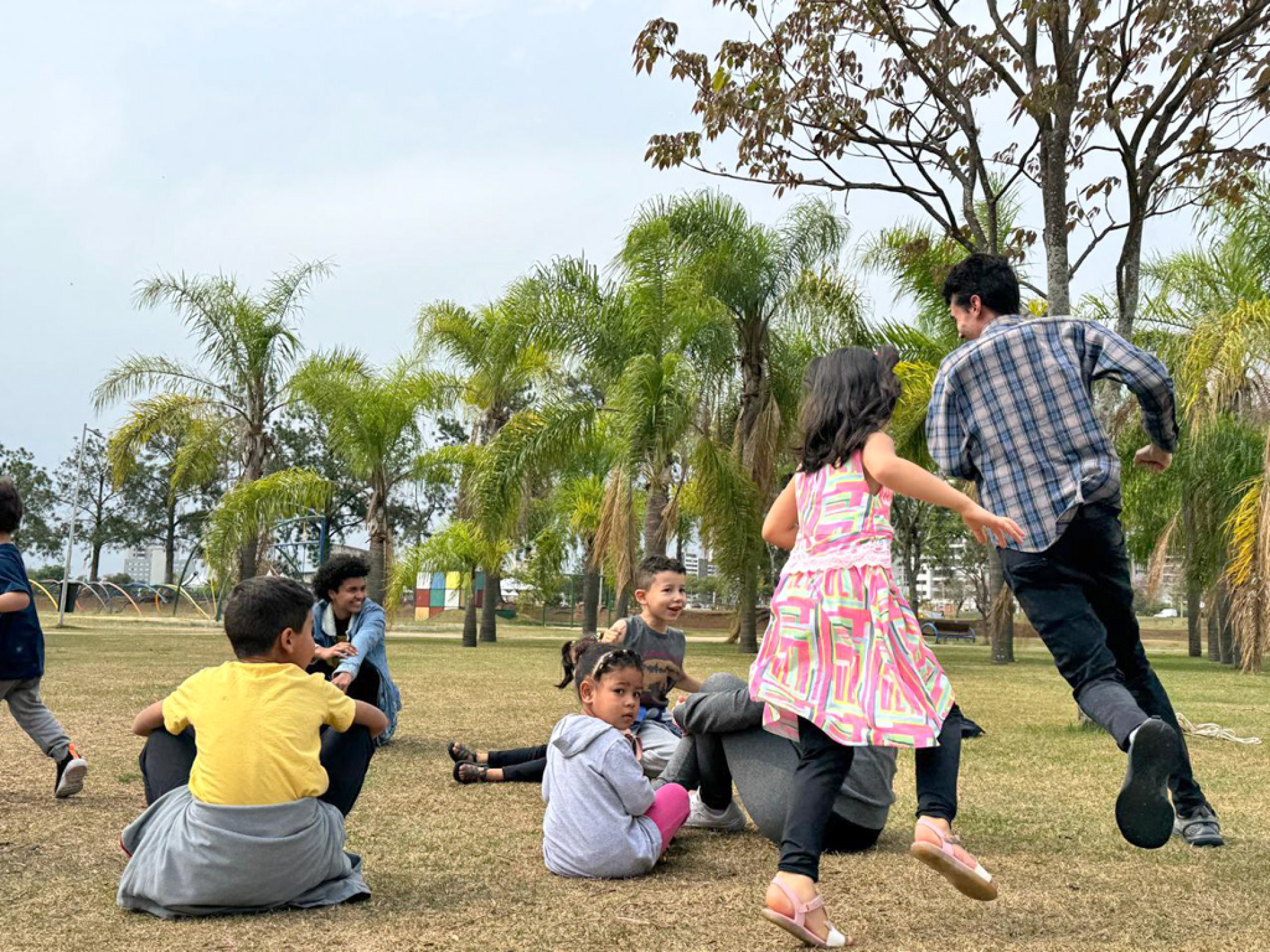 Brincadeiras, risadas e descobertas 
tomaram conta do jardim da biblioteca, 
tornando a tarde inesquecível

