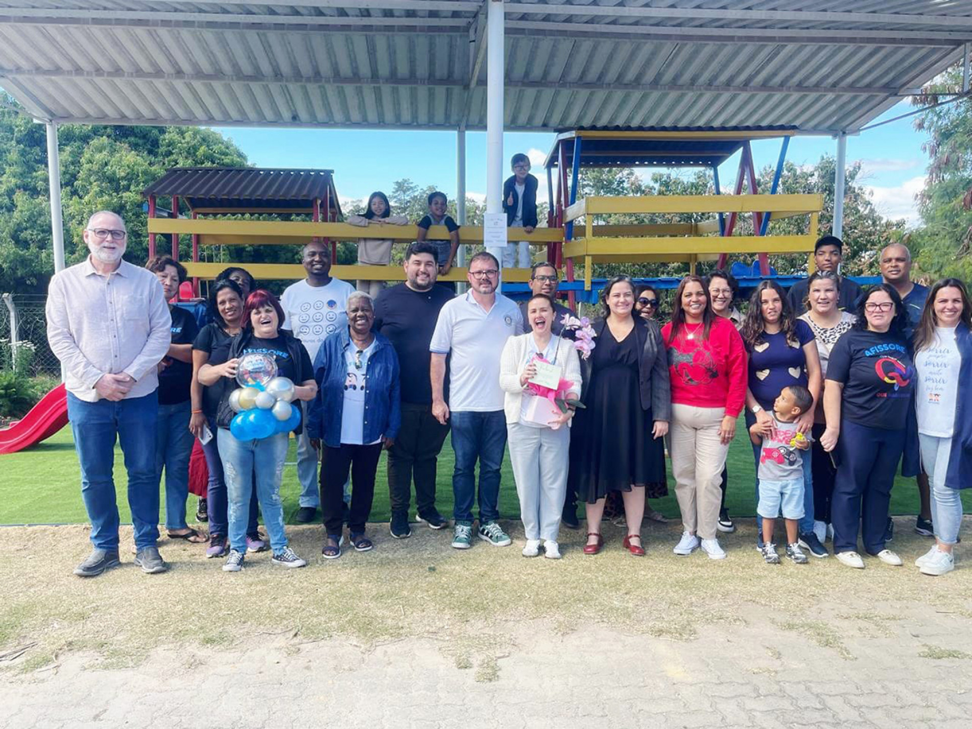 Representantes do Rotary Clube de Sorocaba Manchester e da Afissore na entrega do projeto de revitalização do playground