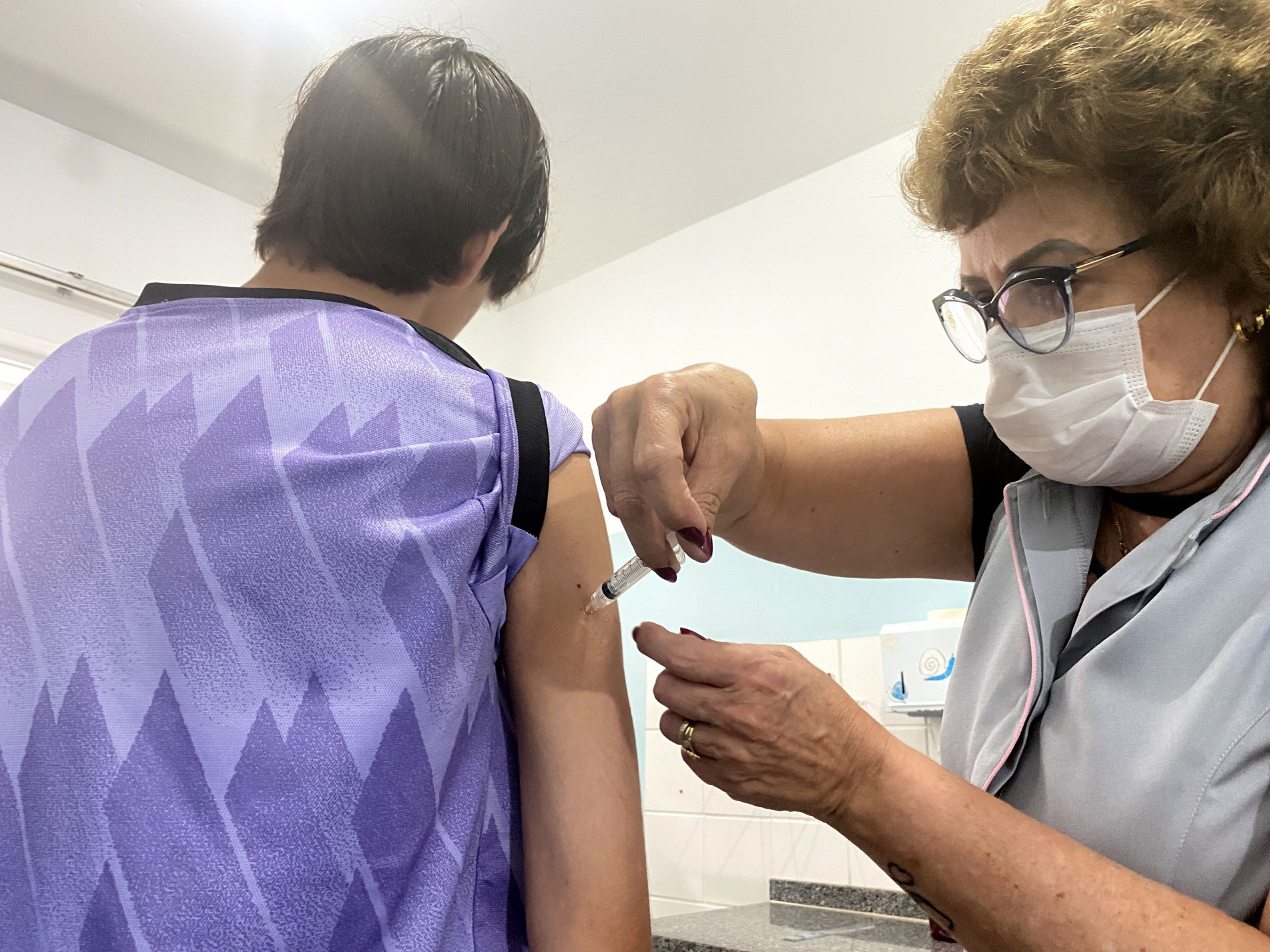 Além da proteção contra a gripe, Renan Capili recebeu a primeira dose da Qdenga, que protege contra a dengue