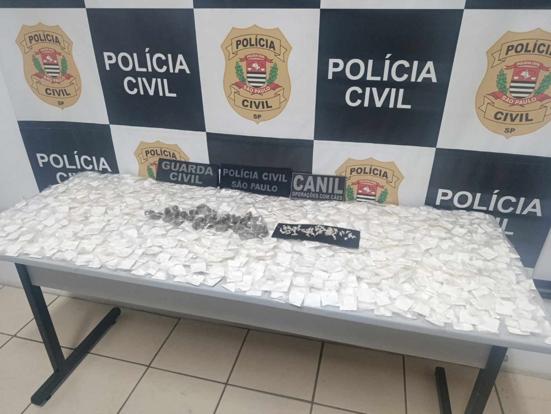 Foram apreendidos cocaína (2340 porções), além de materiais semelhantes à maconha (38) e crack (56)