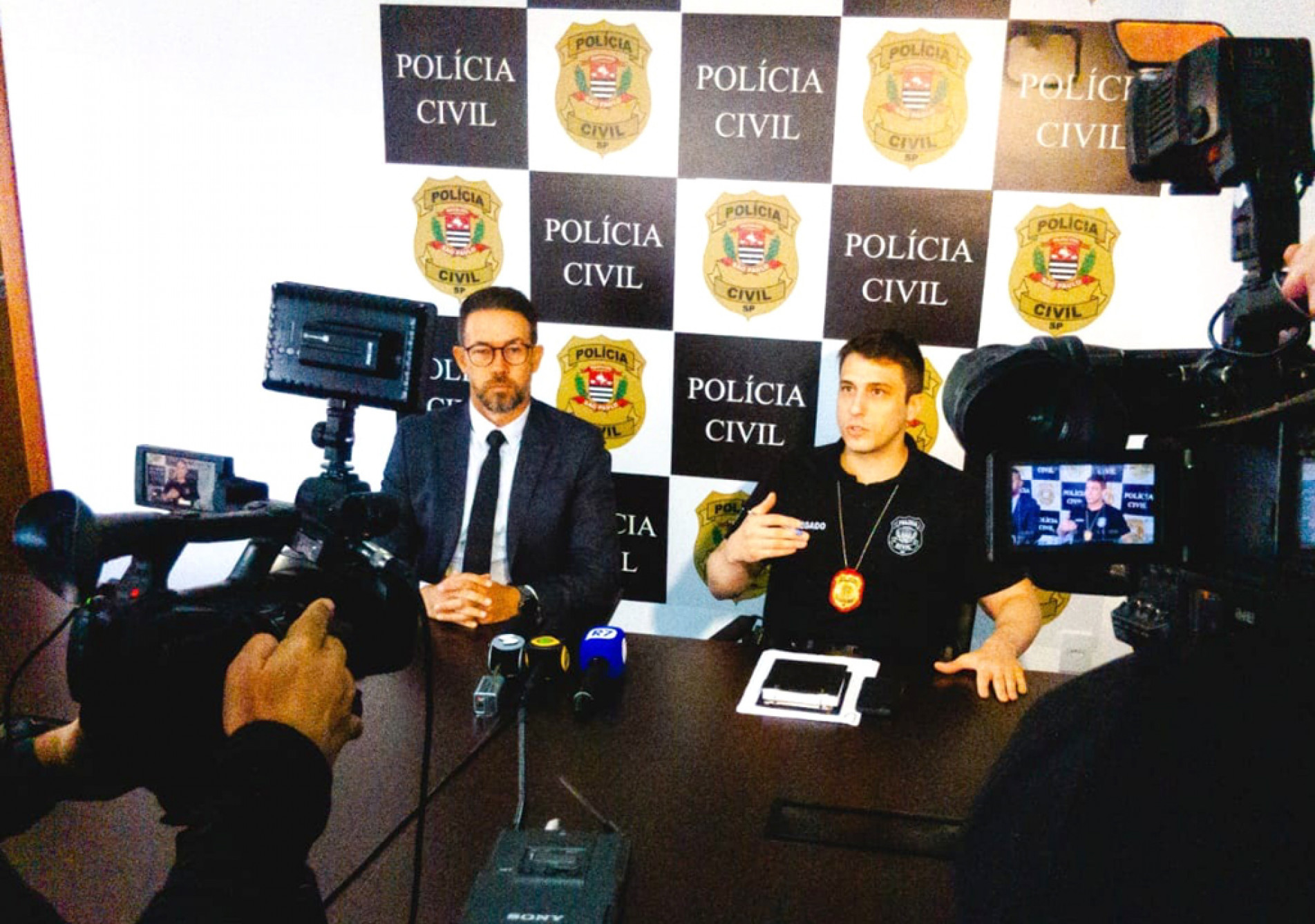 Delegados da Deic e da Dise detalham prisão de estelionatários em coletiva
