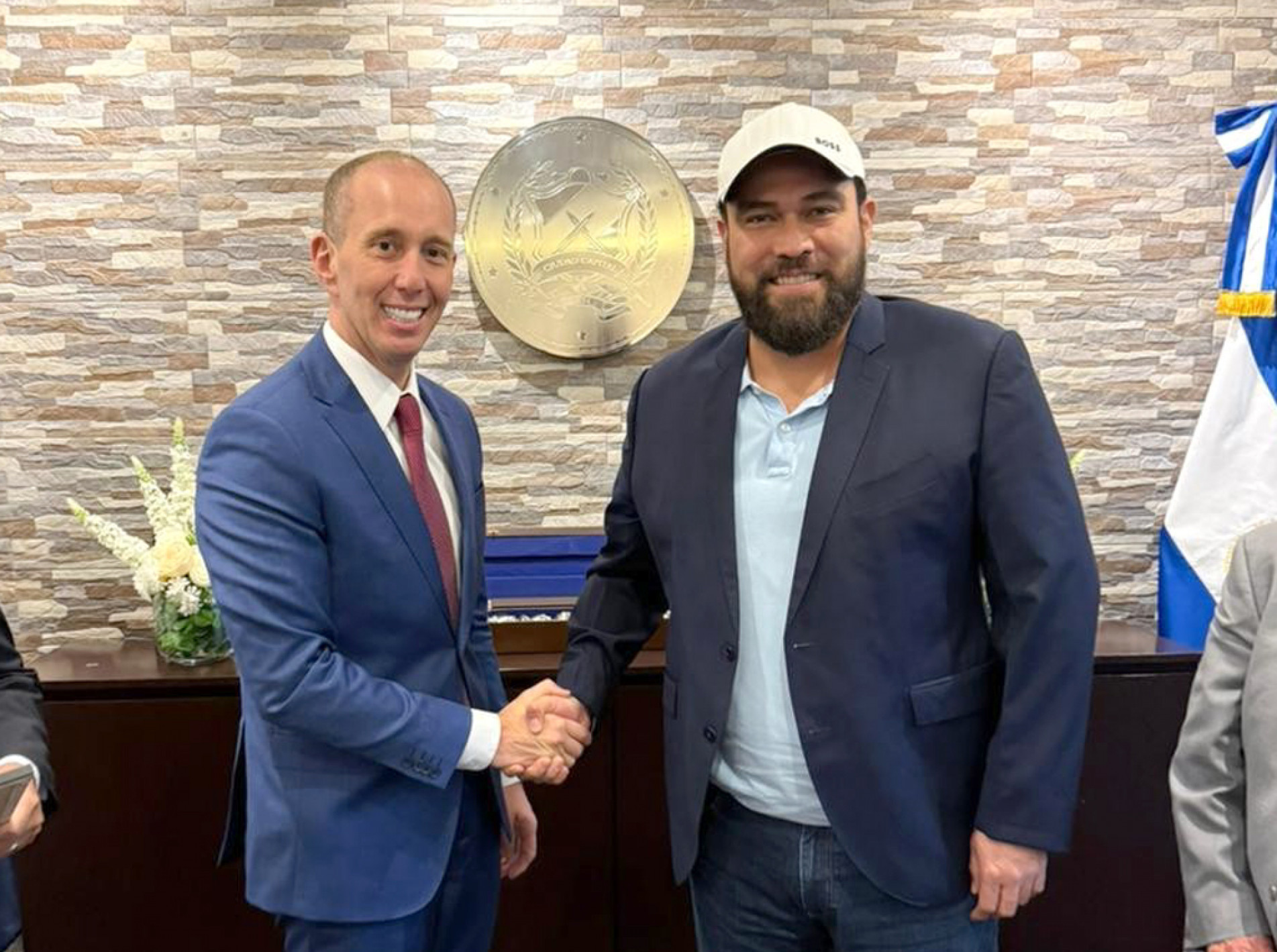 Manga e prefeito de San Salvador assinaram termo
