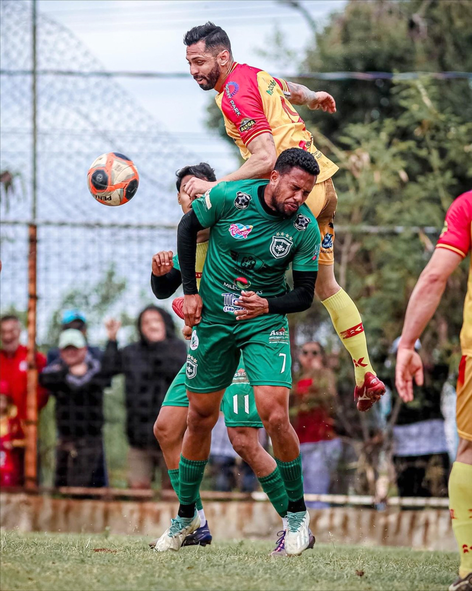 No chamado clássico da zona norte, Vila Helena goleia o Nova Esperança (uniforme verde) por 4 a 1 