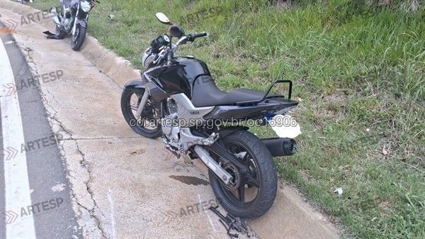 O primeiro motociclista morreu no local, enquanto a garupa foi socorrida em estado grave