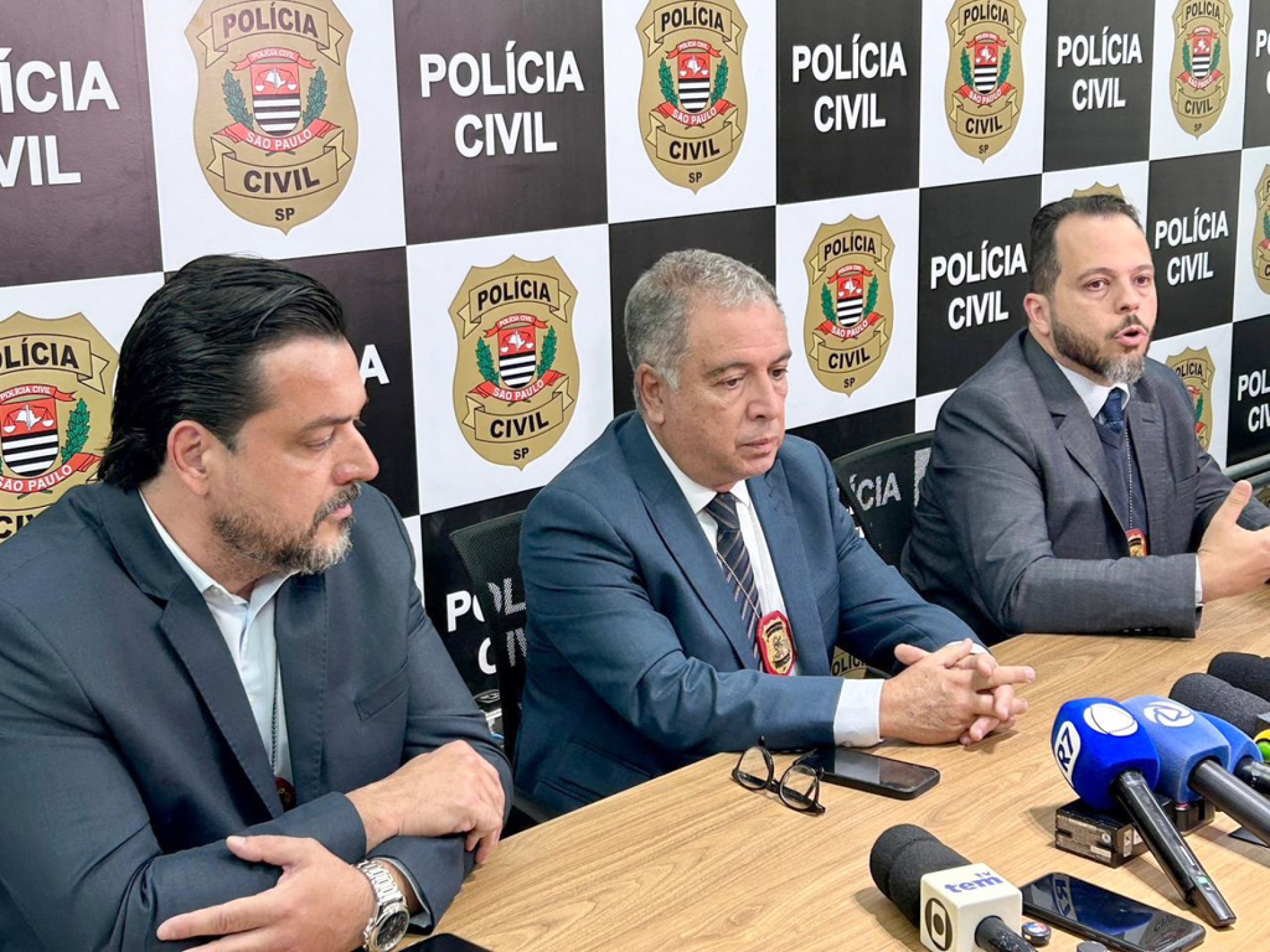 Seccional de Itapetininga, Luiz Antônio Lara (ao centro), e os delegados Franco Augusto e Luiz Henrique Nunes
