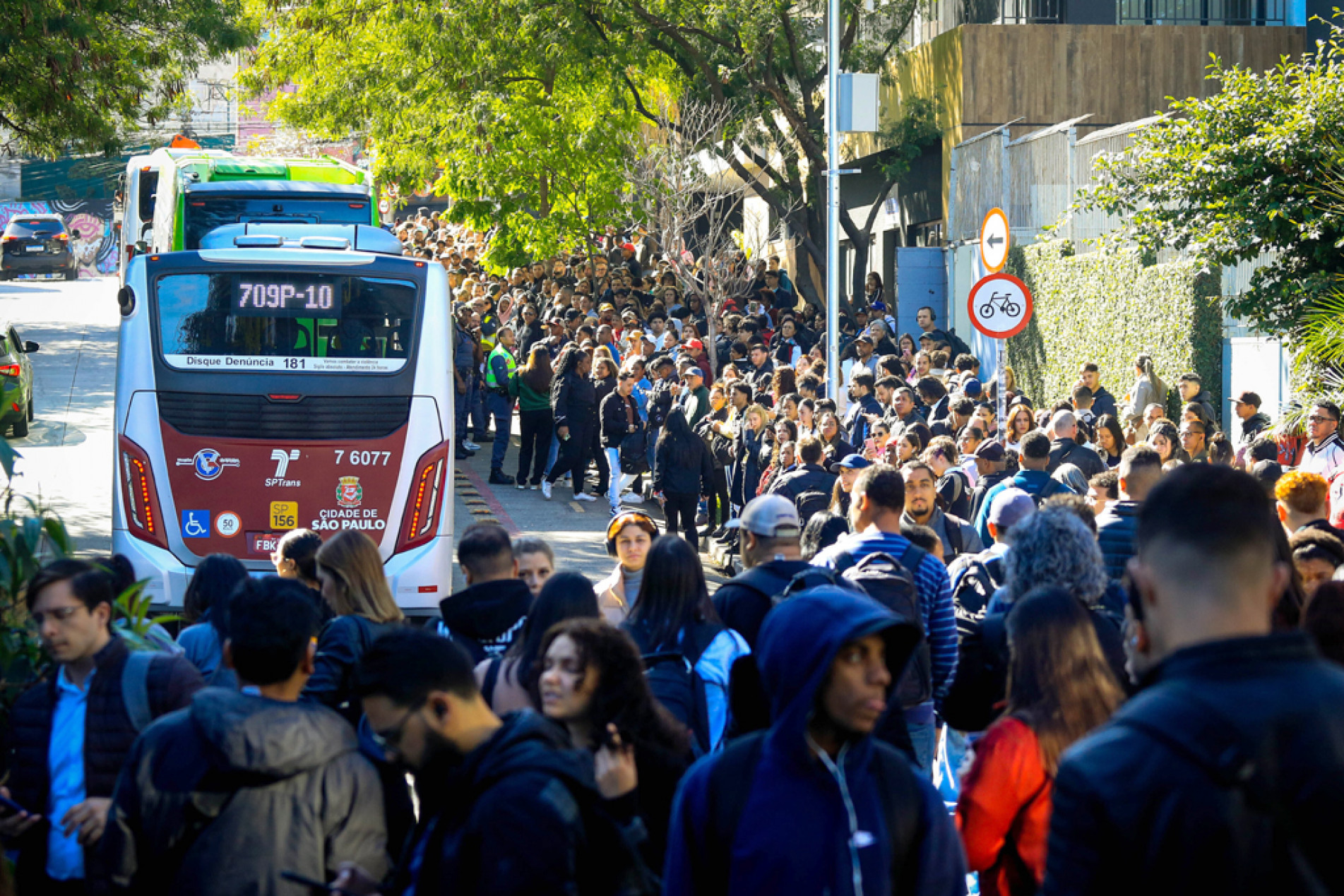Passageiros tiveram de pegar ônibus, que não foram suficientes