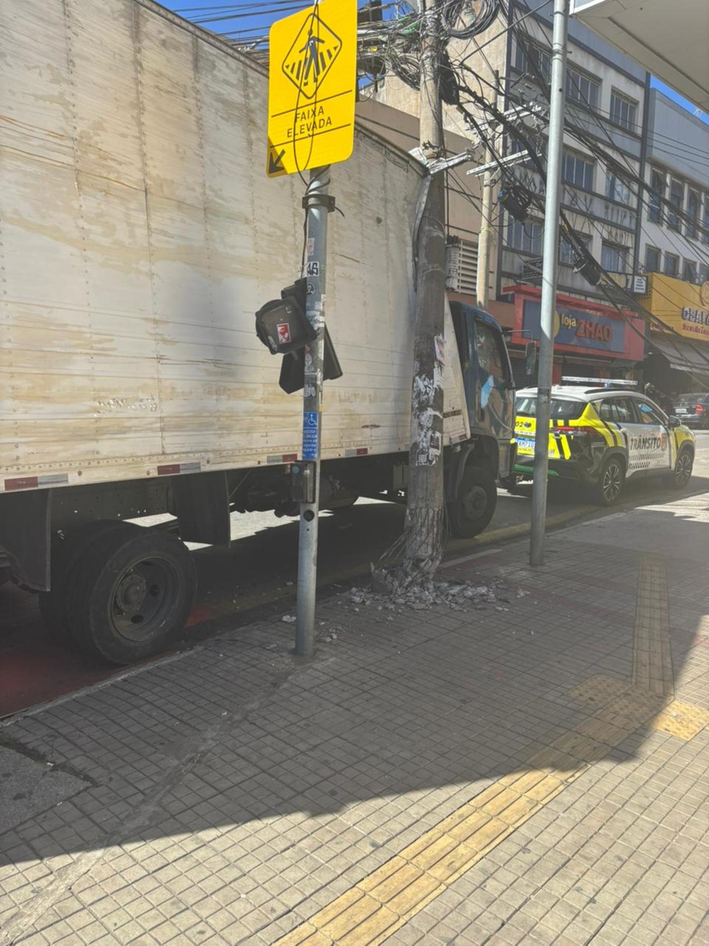 Segundo a Prefeitura, a via permanecerá temporariamente interditada ao tráfego até que a concessionária de energia conclua a substituição da estrutura