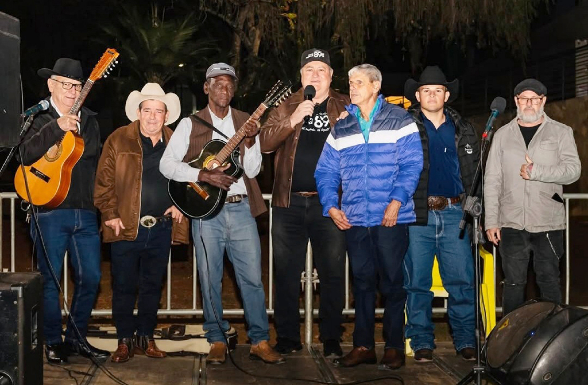Violeiros se revezam em versos improvisados sobre temas religiosos ou situações do cotidiano

