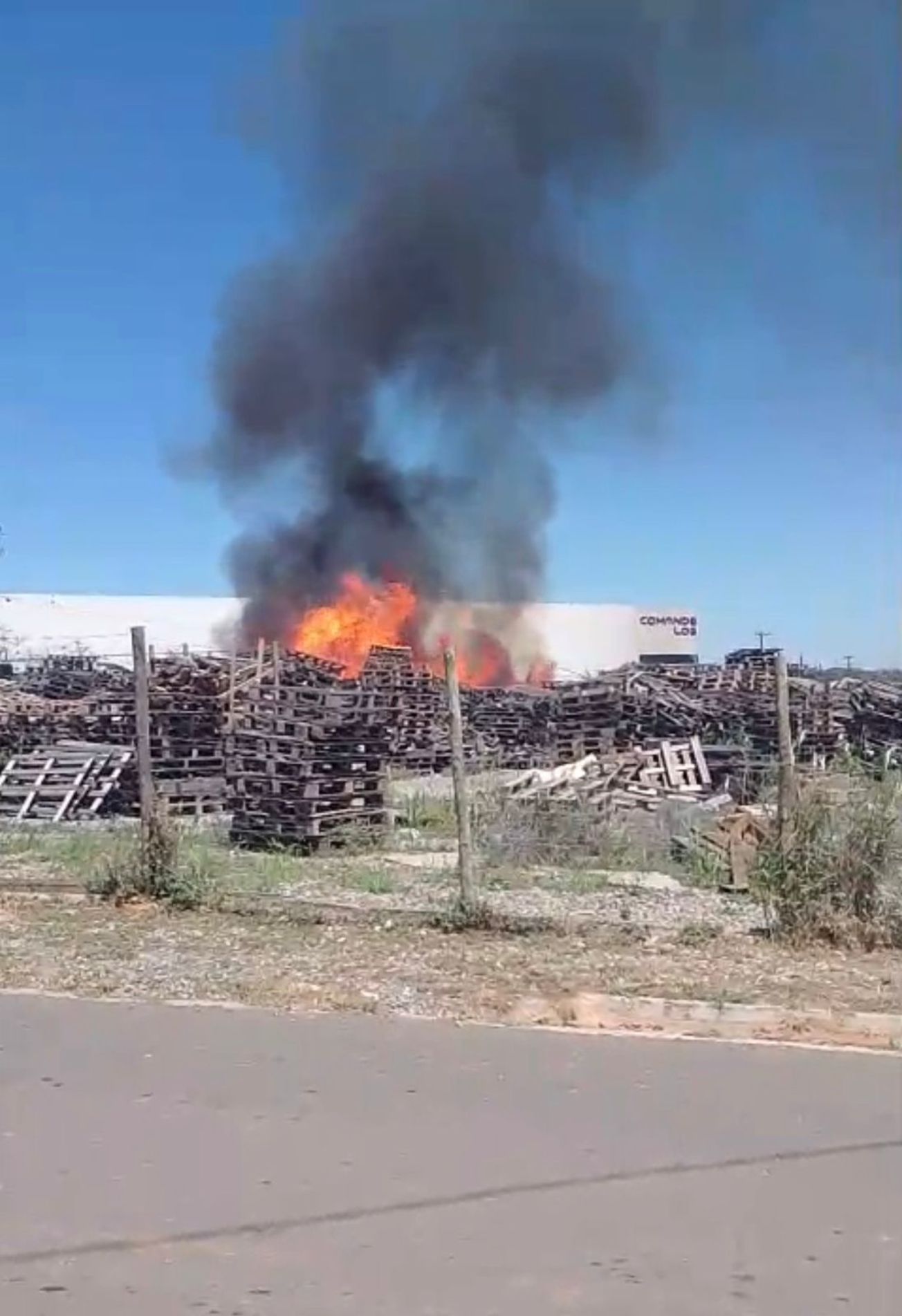 O fogo foi controlado por volta do meio-dia