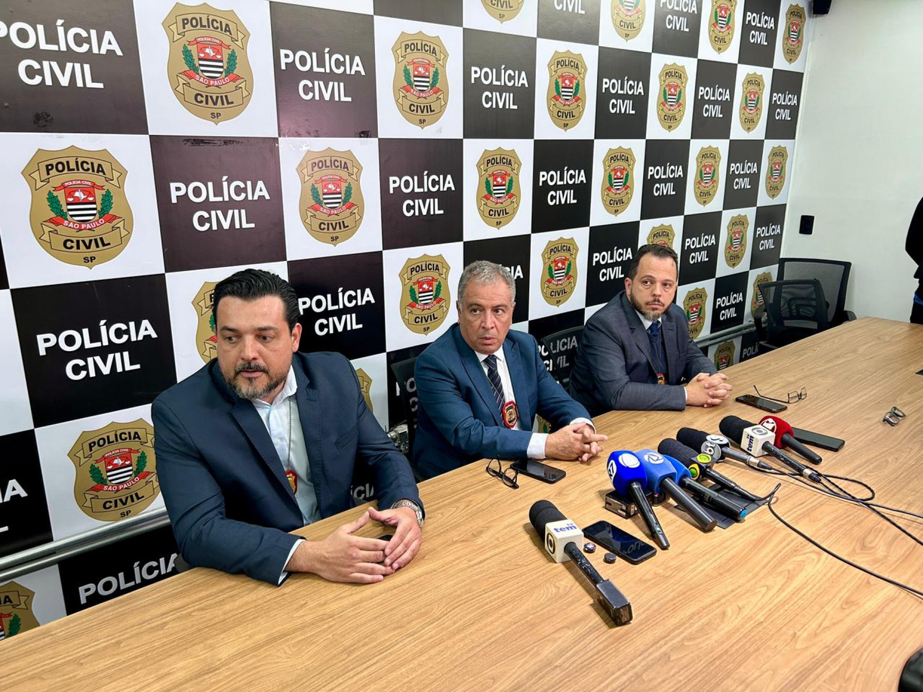 Seccional de Itapetininga Luiz Antônio Lara (ao centro) e os delegados Franco Augusto e Luiz Henrique Nunes