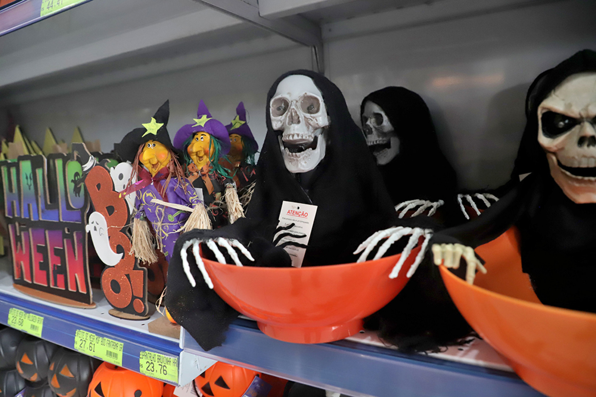 Lojas de doces e de fantasias na cidade esperam com ansiedade os dias que antecedem o 31 de outubro
