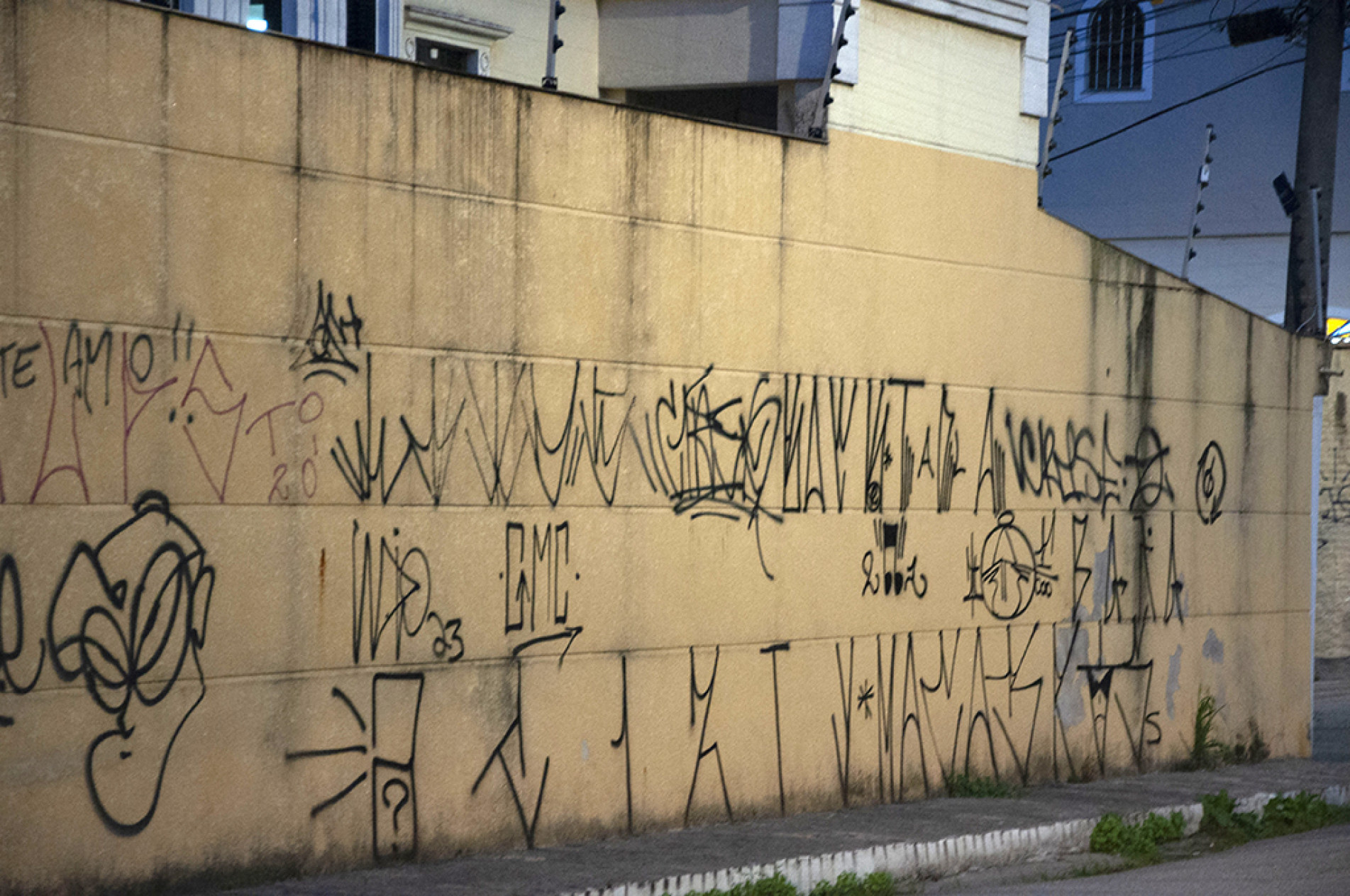 Vereadores analisam projeto que prevê aumento no valor das multas contra pichação e vandalismo
