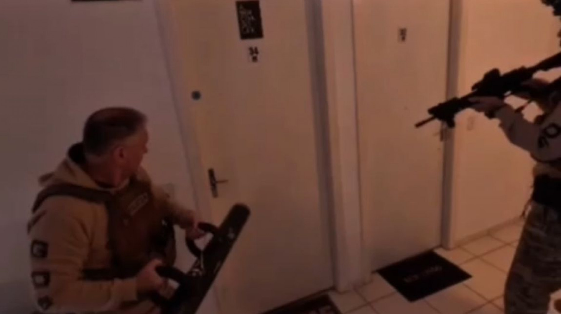 De acordo com a Polícia Civil, as investigações apontaram a existência de um esquema organizado de venda de drogas de alto poder entorpecente