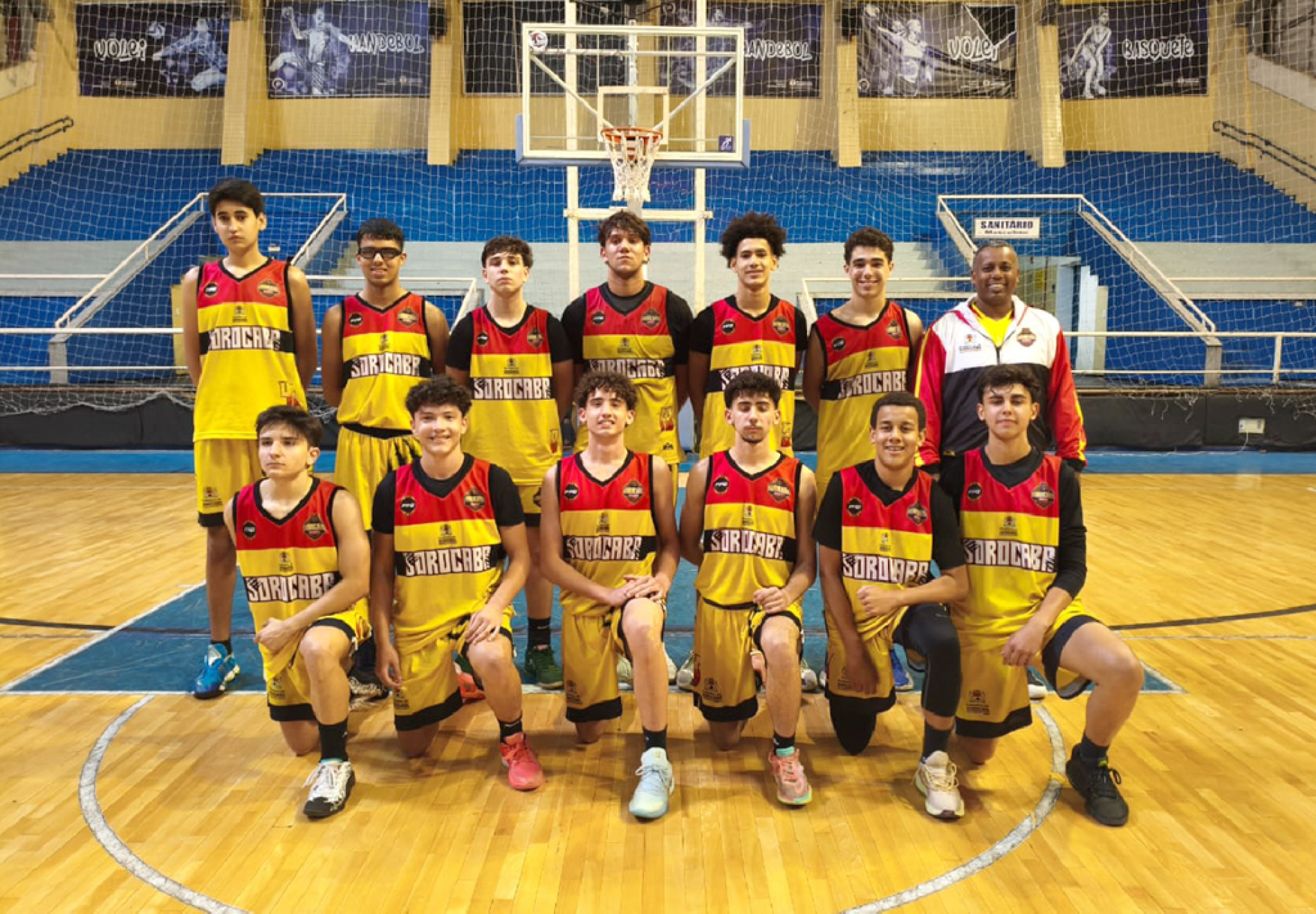 Time masculino de basquete conquista o título da fase regional de forma invicta