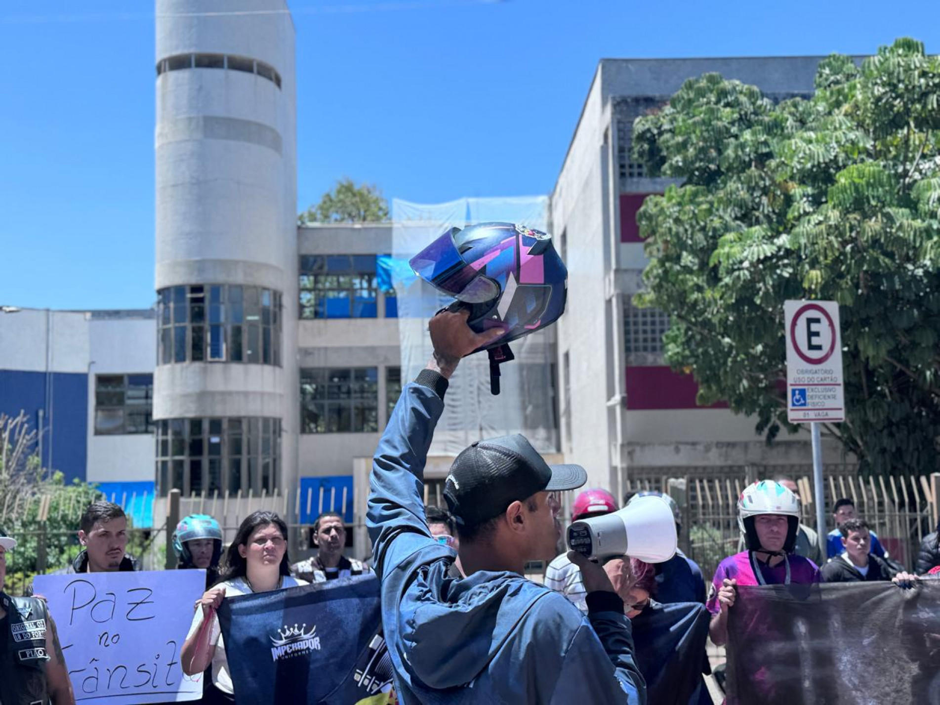 Familiares, amigos e motoboys realizaram um ato em  protesto nesta quinta-feira (23), saindo da Av. Ipanema para o  Fórum de Sorocaba