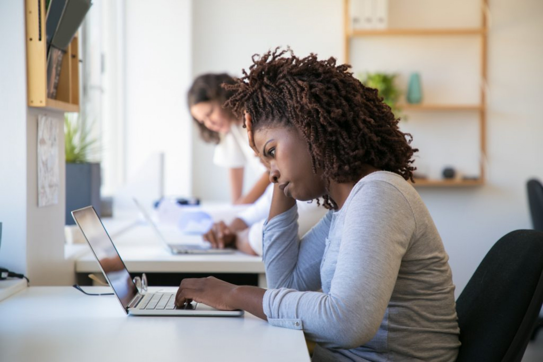 A escala SMFQ, na qual se baseia a calculadora, visa identificar como uma pessoa está se sentindo ou agindo nas últimas duas semanas