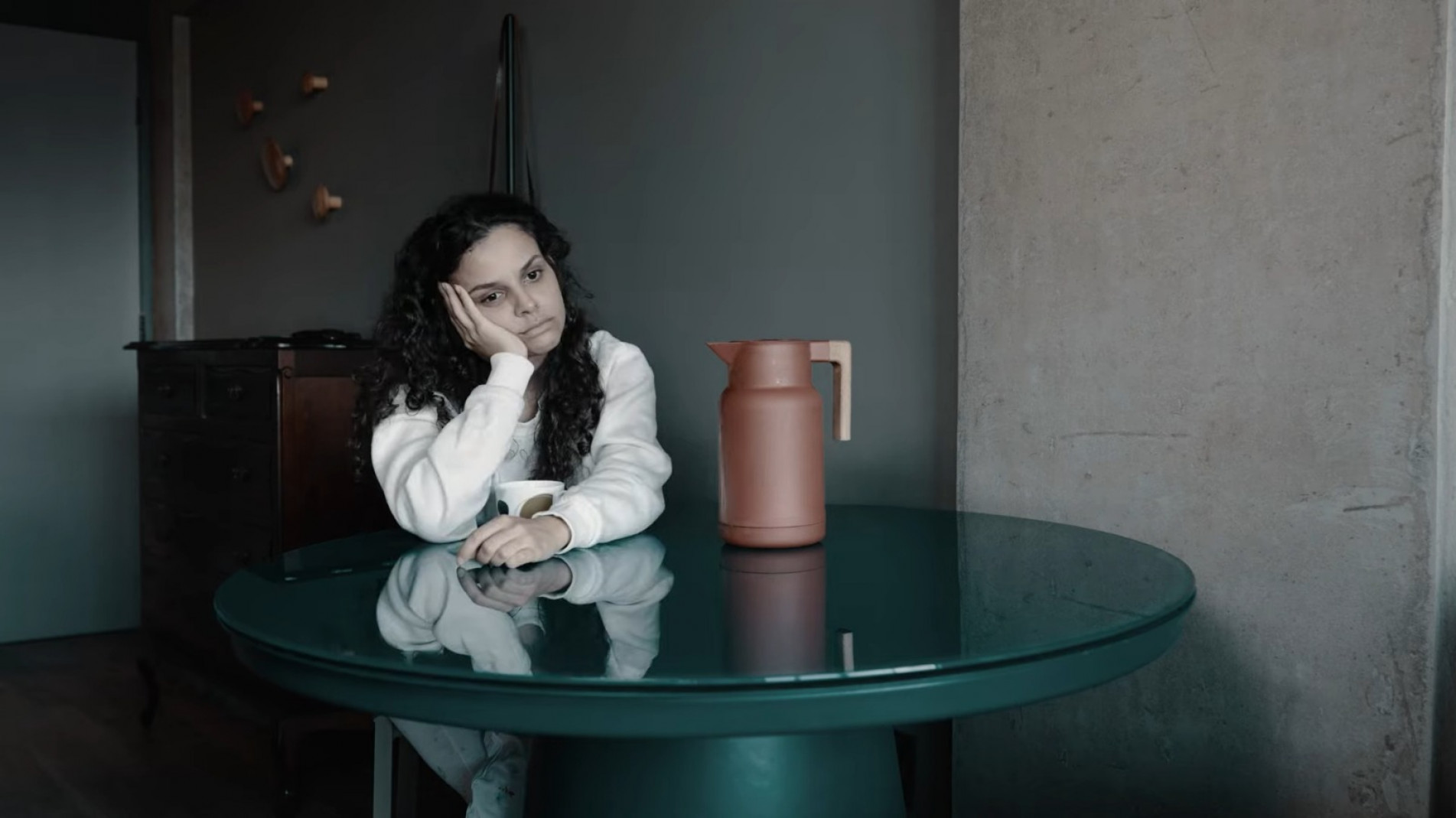 A atriz atua há mais de 15 anos e desenvolve atividades ligadas à contação de histórias, arte-educação e acessibilidade em audiodescrição