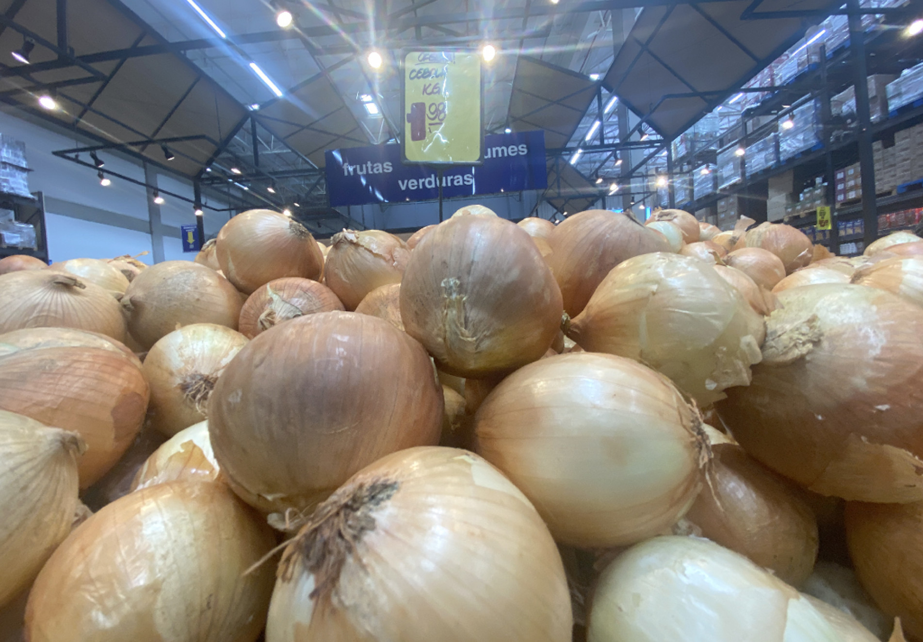 Entre os hortifrutis, cebola também dobrou de valor, com variação de 100%