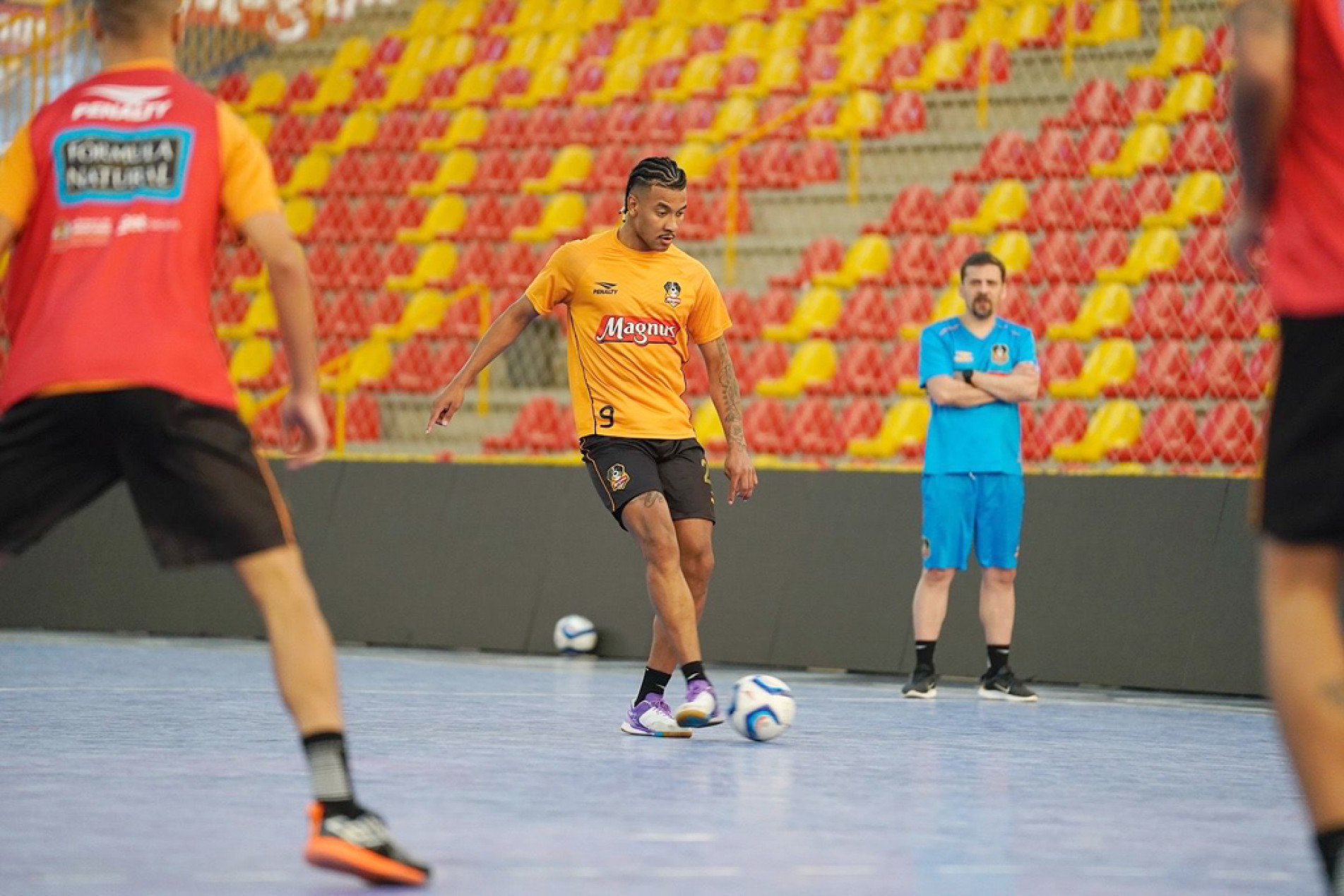 Técnico Ricardinho observa jogadores em treinamento: aposta no bom desempenho para reverter a vantagem do adversário 
