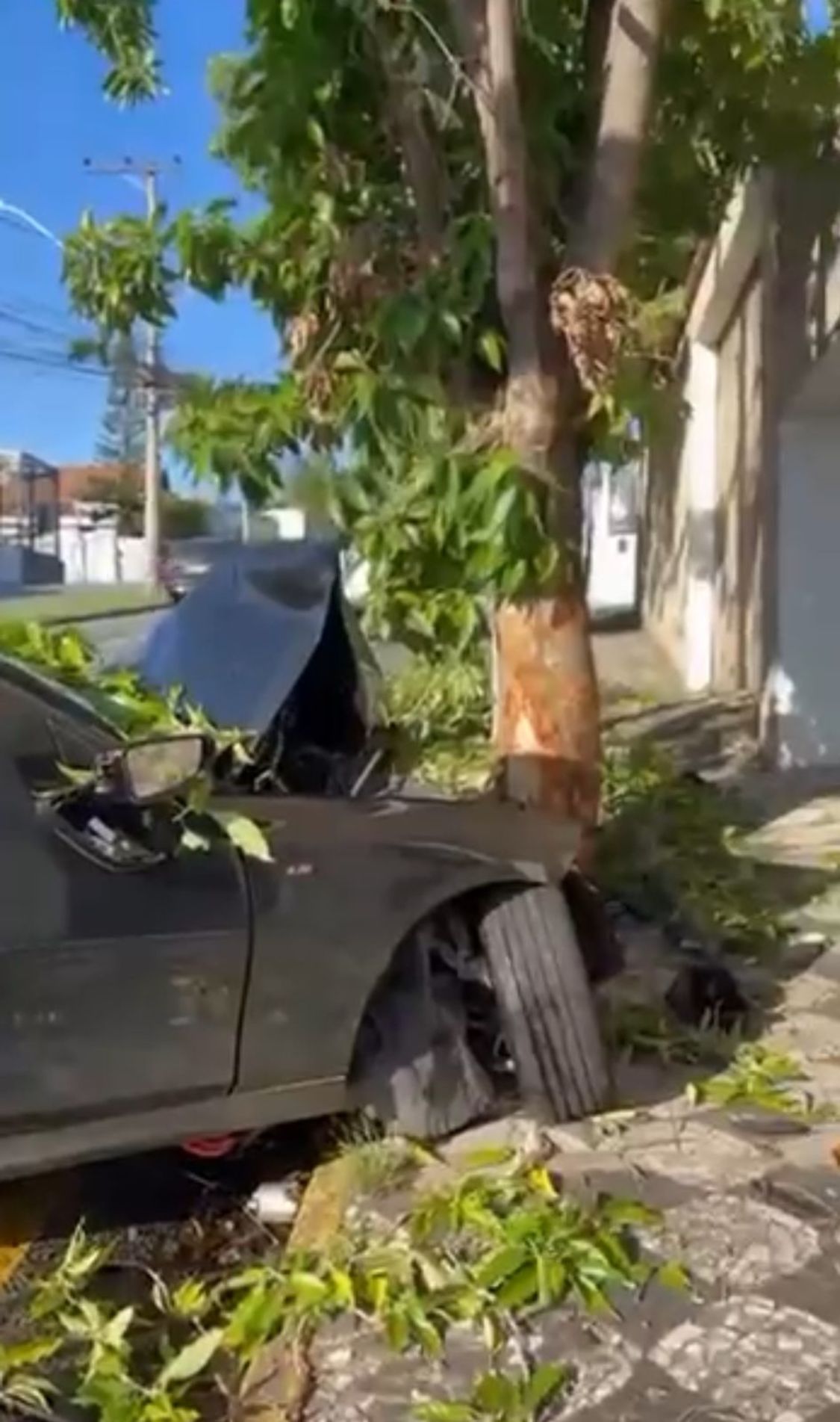 A faixa da direita permanece interditada até a conclusão dos trabalhos