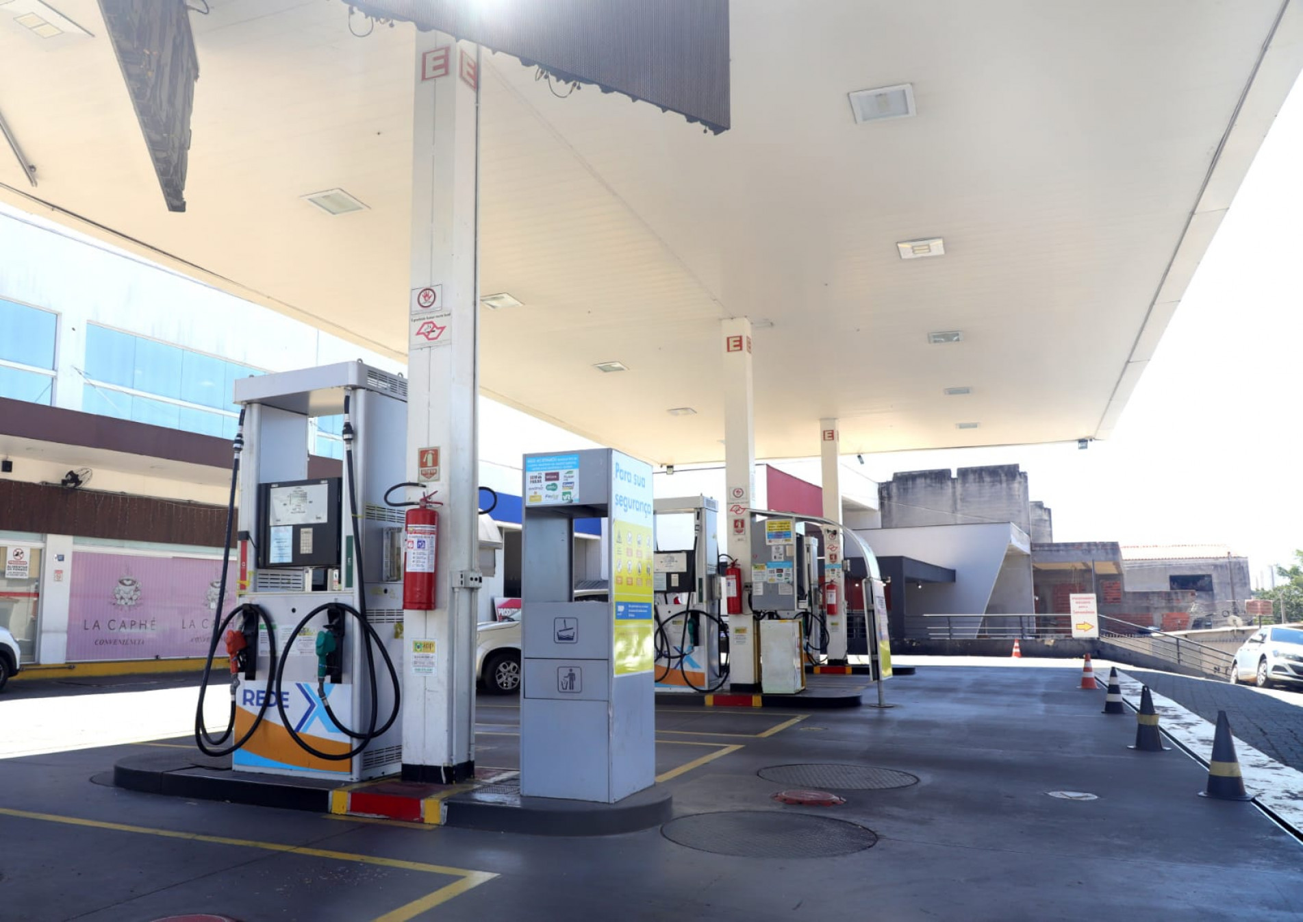 O local foi interditado totalmente porque o proprietário não permitiu o livre acesso da fiscalização a todos os tanques e bombas