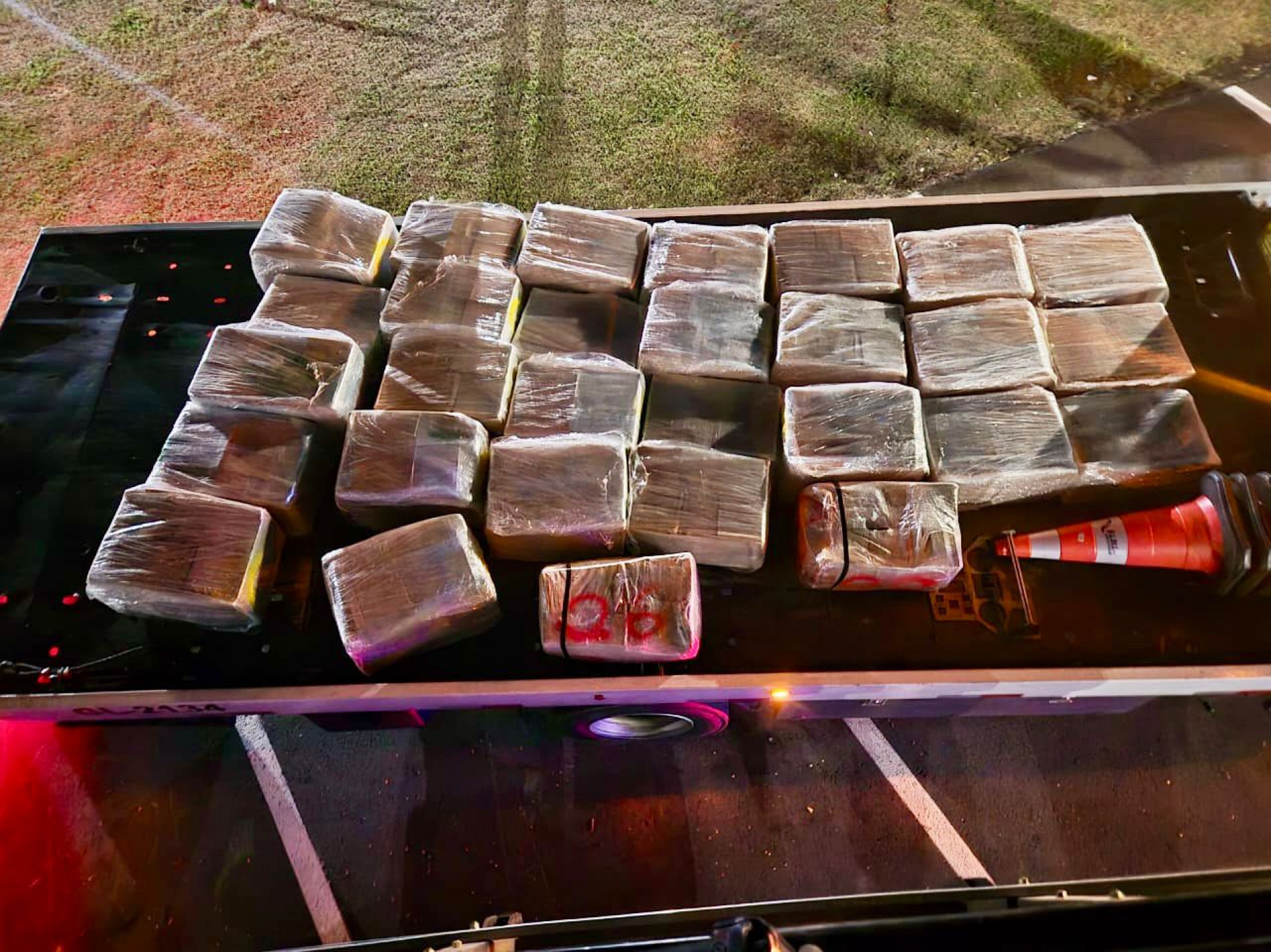 A droga estava escondida em meio à soja