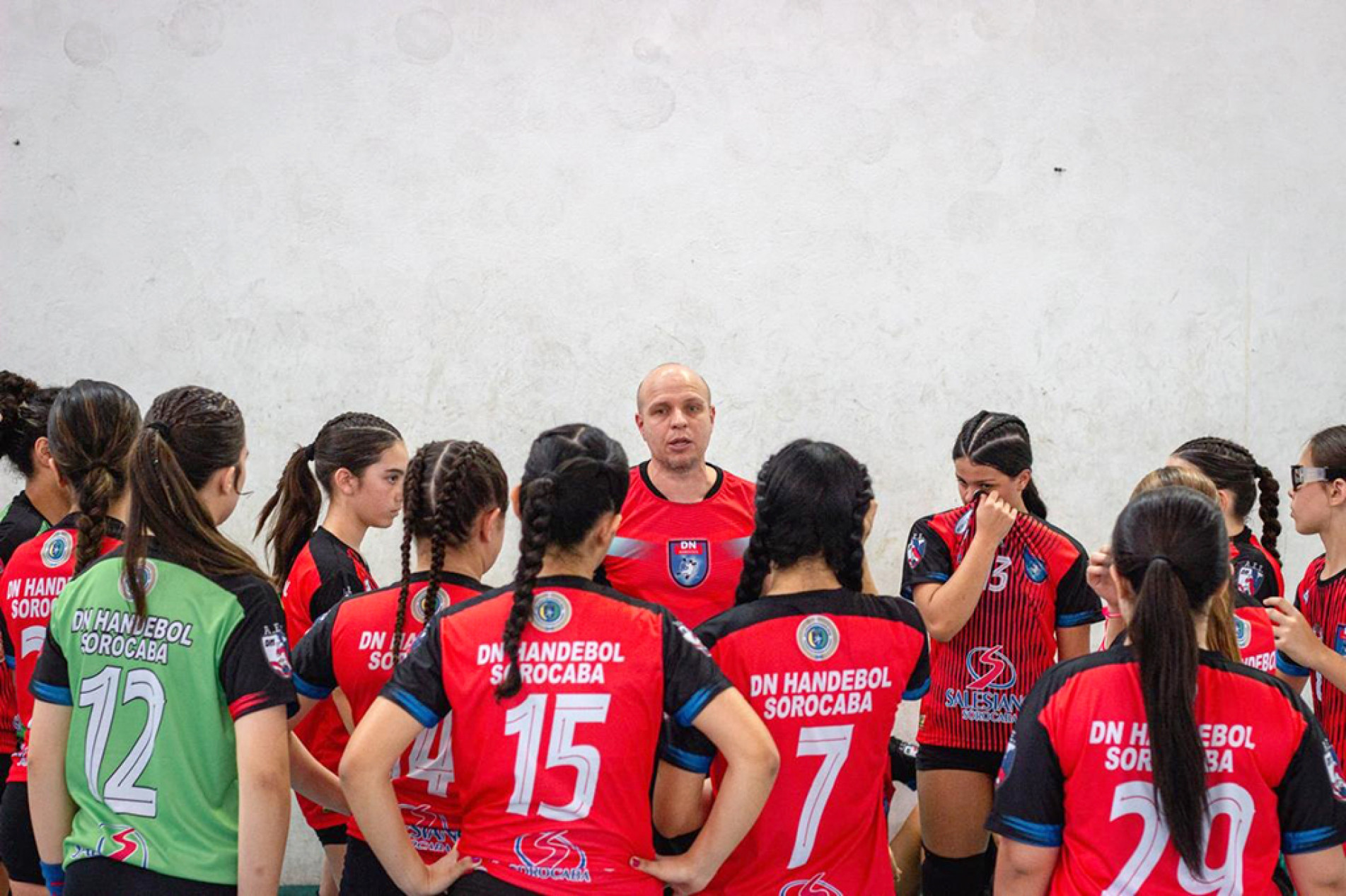 Técnico Tiago Alemão orienta jogadoras durante treinamento aplicado ao longo da semana

