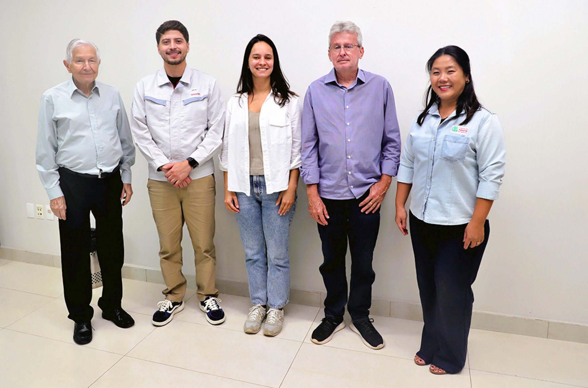 Na foto, o diretor da FUA, Laelso Rodrigues, com os representantes da Fundação Toyota Clésio dos Reis Oliveira e Isis Bergonci de Oliveira, e o presidente da Diretoria Executiva da FUA, Helio Sola Aro, e a coordenadora de gestão de parcerias e projetos da Fundação Toyota Rafaela Nakajima
