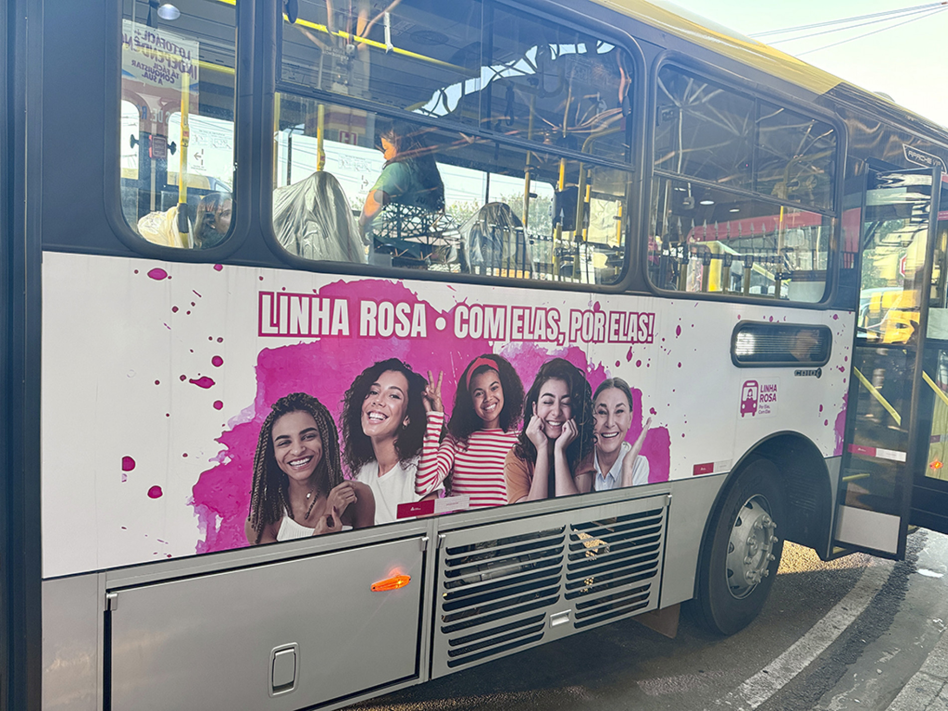 
Ônibus da Linha Rosa circula nos terminais Santo Antônio e São Paulo durante os horários de pico
