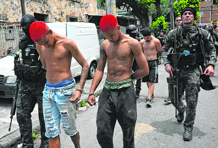 Traficantes e policiais se enfrentaram em cenas de guerra 