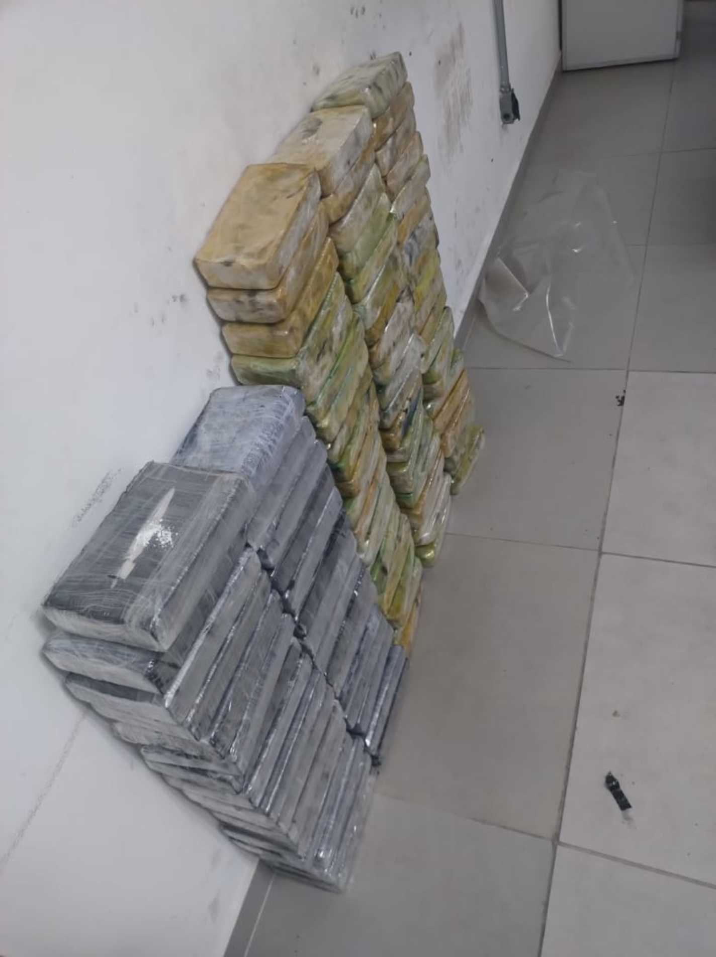 O material e o veículo foram apreendidos e a ocorrência registrada na Delegacia de Votorantim