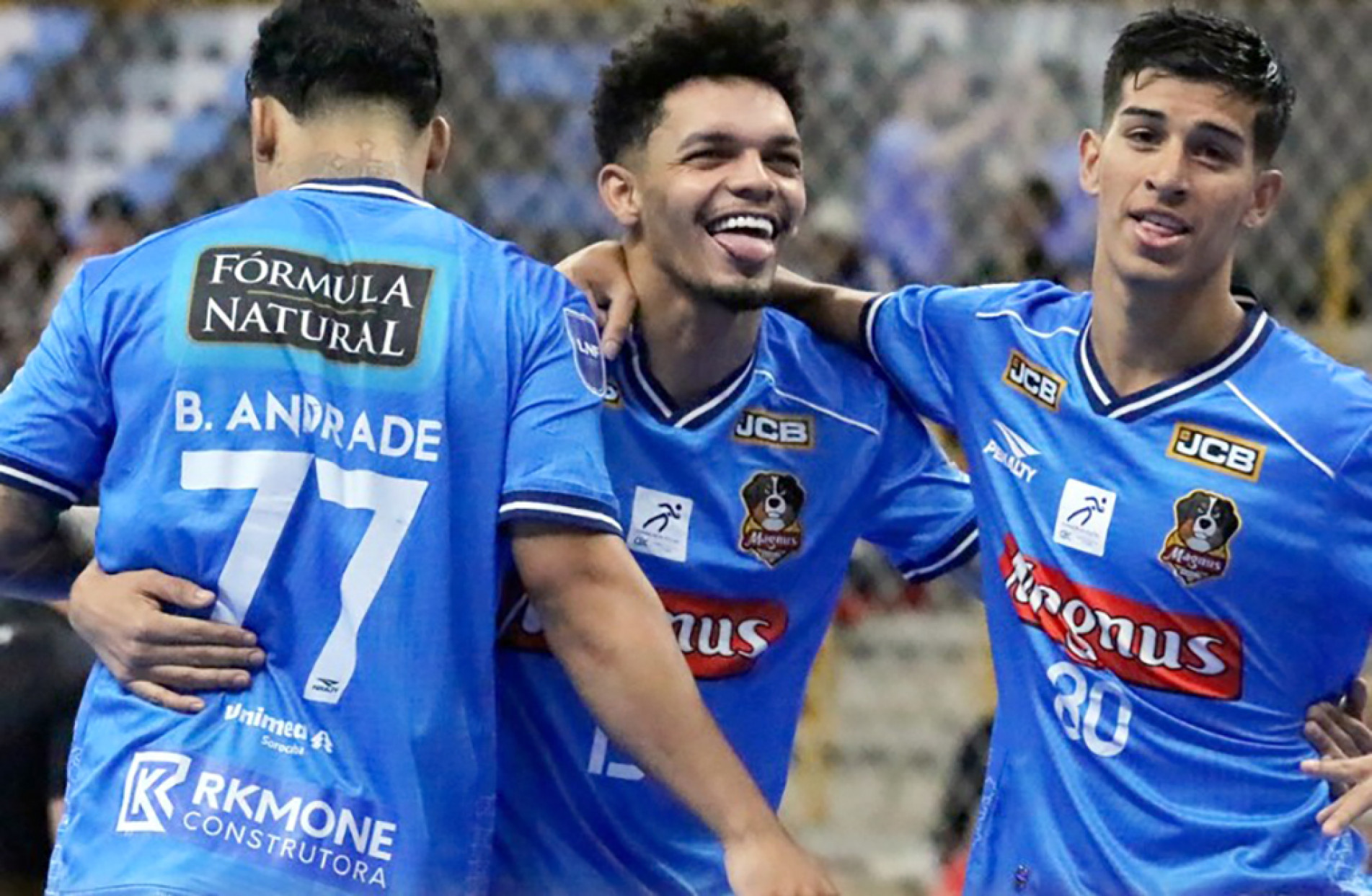 Witamá, ao centro, marcou dois na vitória em casa
