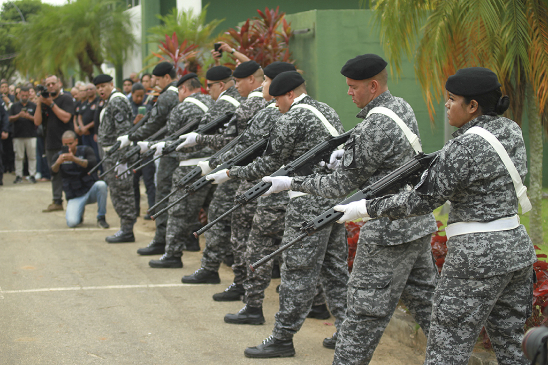 Sepultamento de policiais teve homenagem de colegas 
