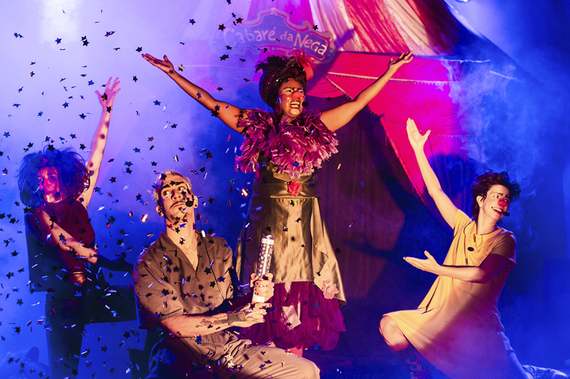 Espetáculo Cabarézin da Nega, com direção de Nega Luiza, a primeira maestra palhaça preta do Brasil.
