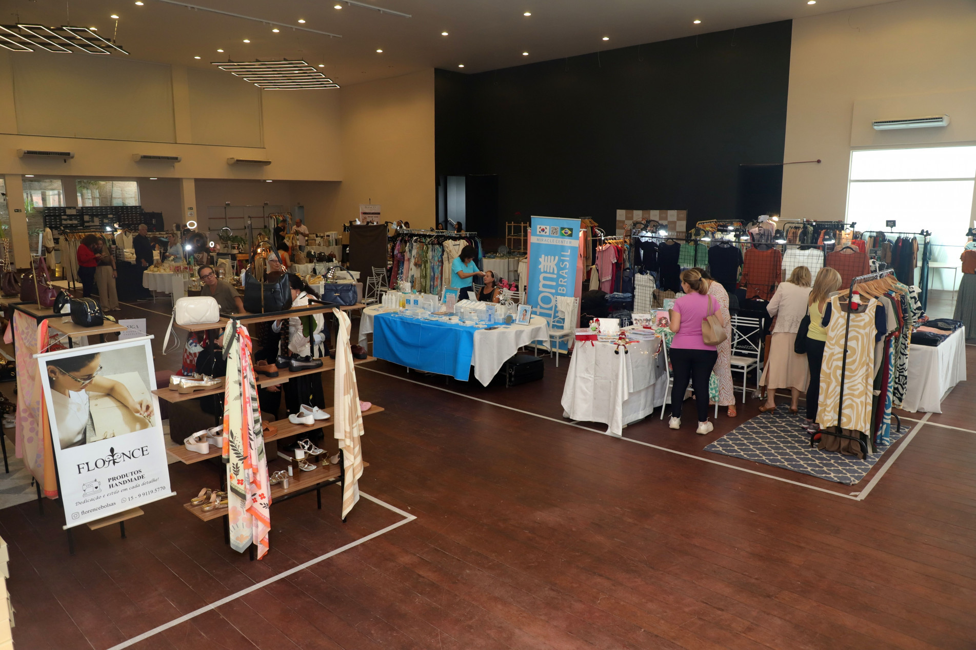Entre os estandes, é possível encontrar roupas, bolsas, sapatos, semijóias etc