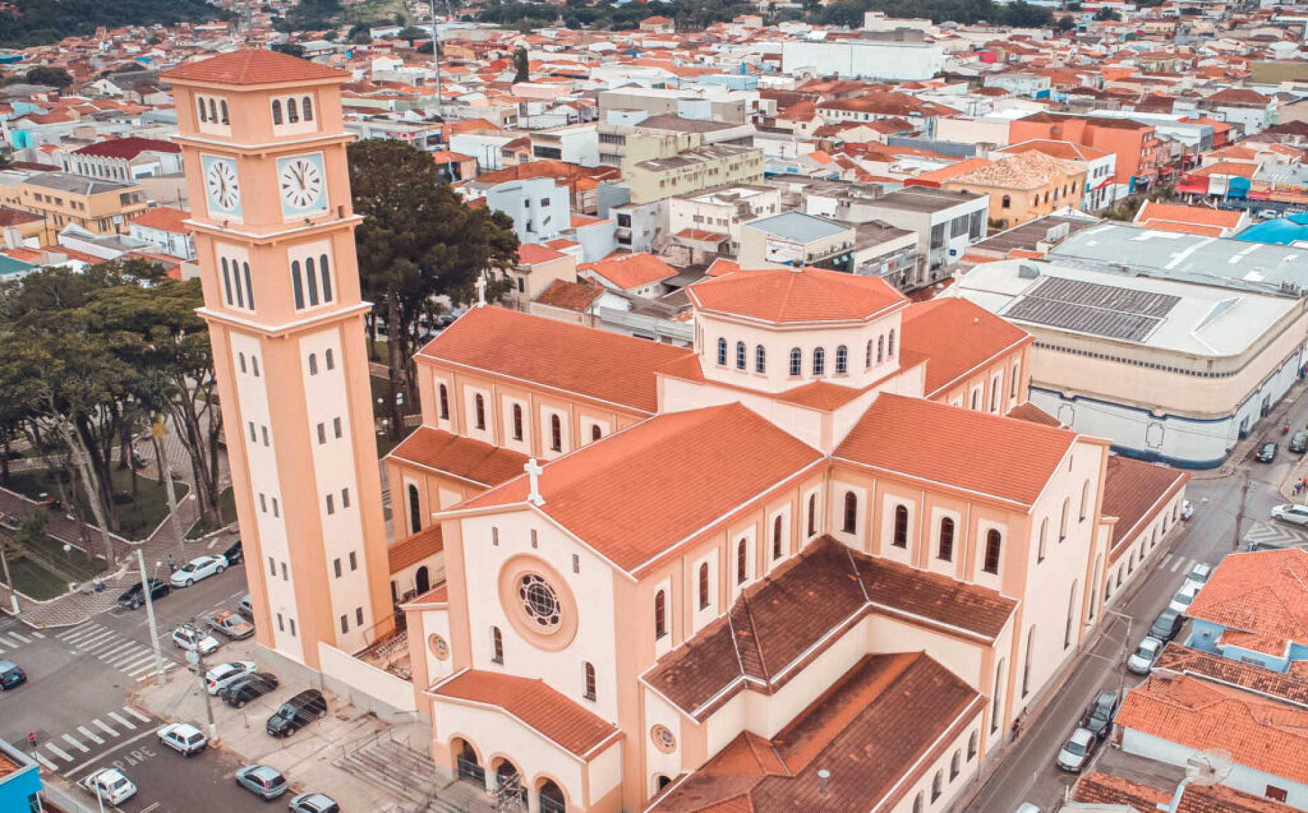 Catedral Nossa Senhora dos Prazeres, na parte antiga de Itapetininga, construída em formato de cruz
