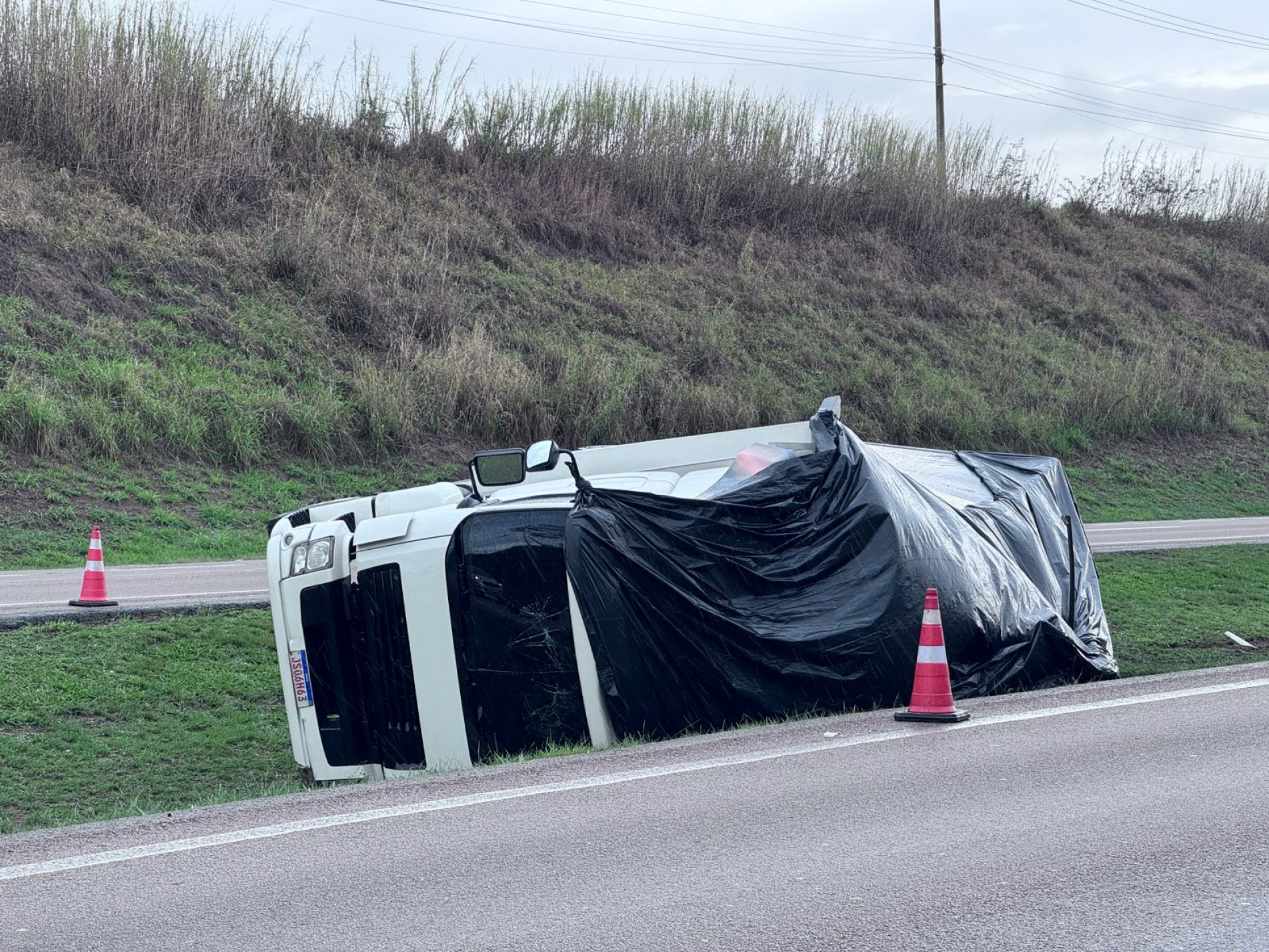 Carreta carregava 20 toneladas de ração