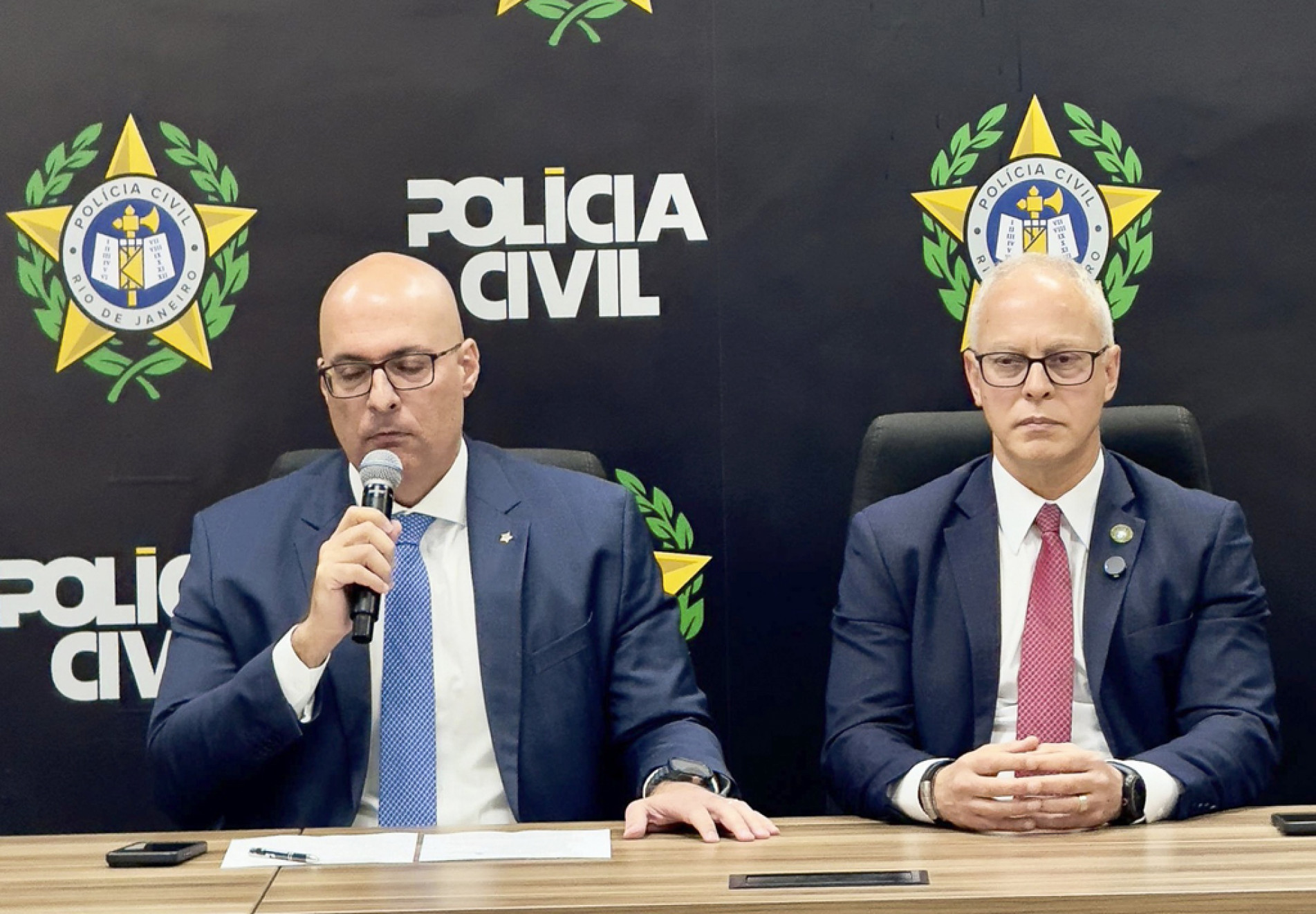 O secretário de Polícia Civil do Rio de Janeiro, delegado Felipe Curi e o secretário estadual de Segurança Pública, Victor César dos Santos, durante coletiva de imprensa na sexta-feira