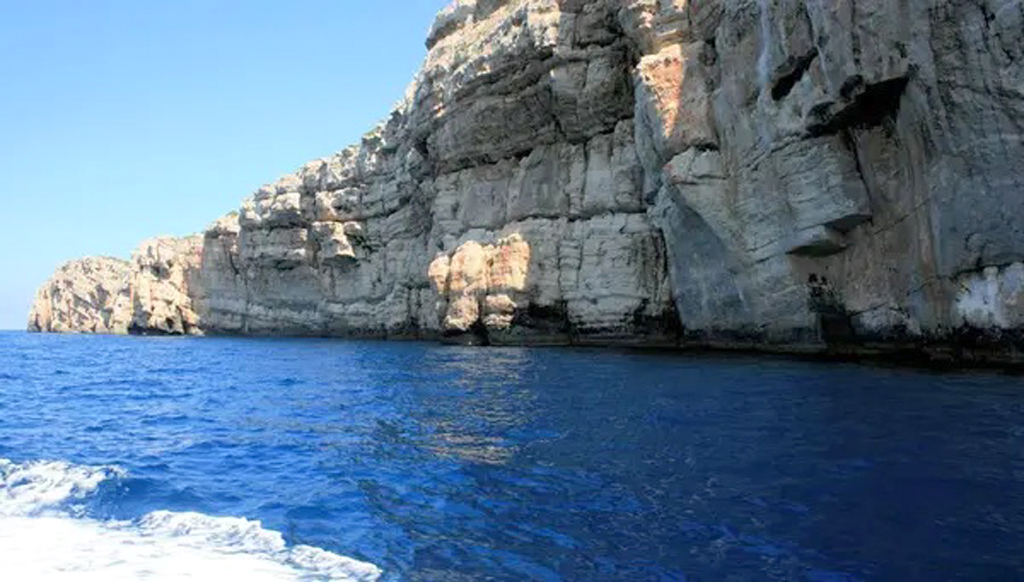 As famosas falésias do Parque 
Nacional Kornati formam um cenário espetacular na Croácia, com paredões que mergulham direto no mar azul

