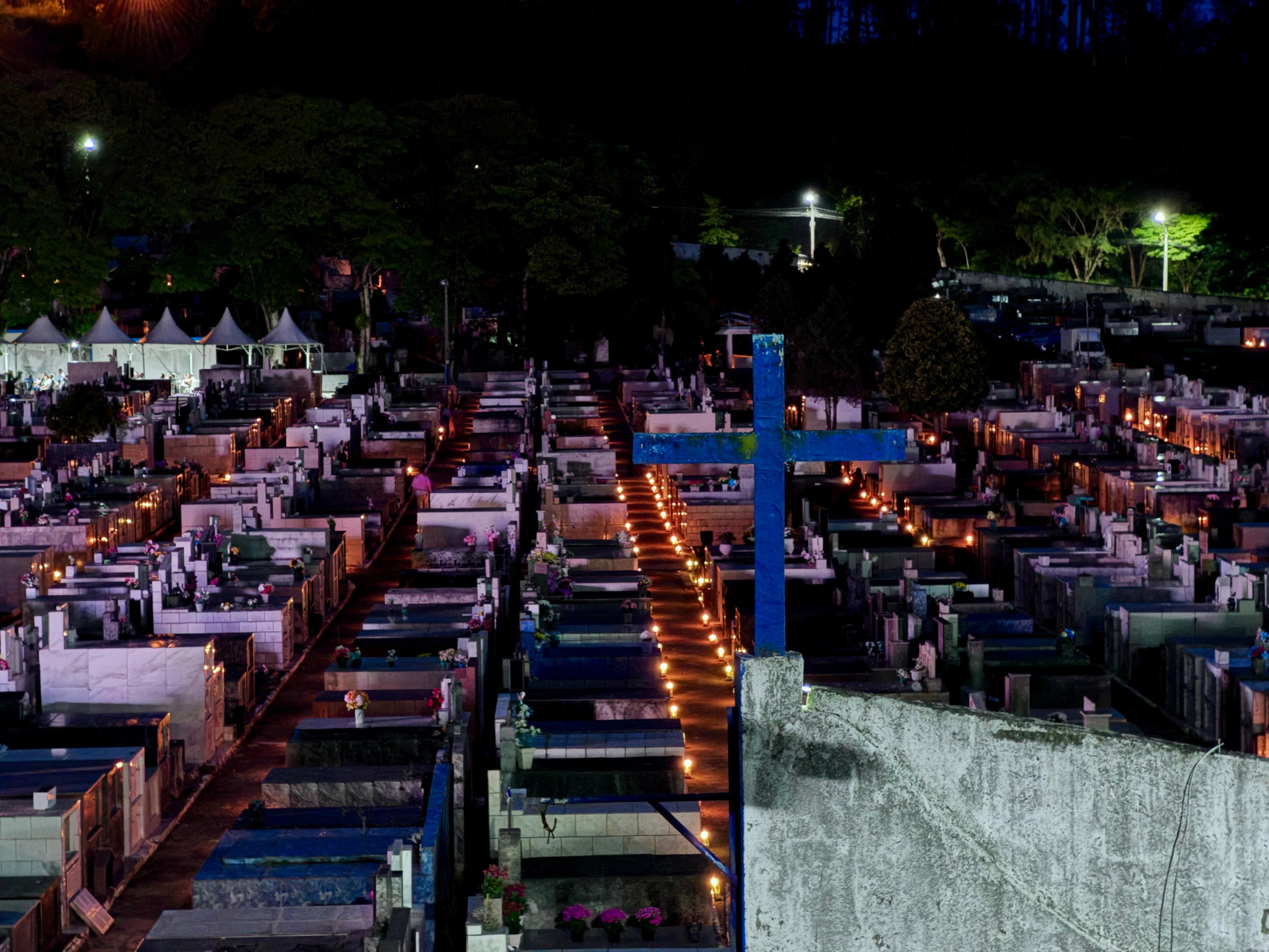 Com o anoitecer, iluminação das velas traz um sentimento de leveza e de paz