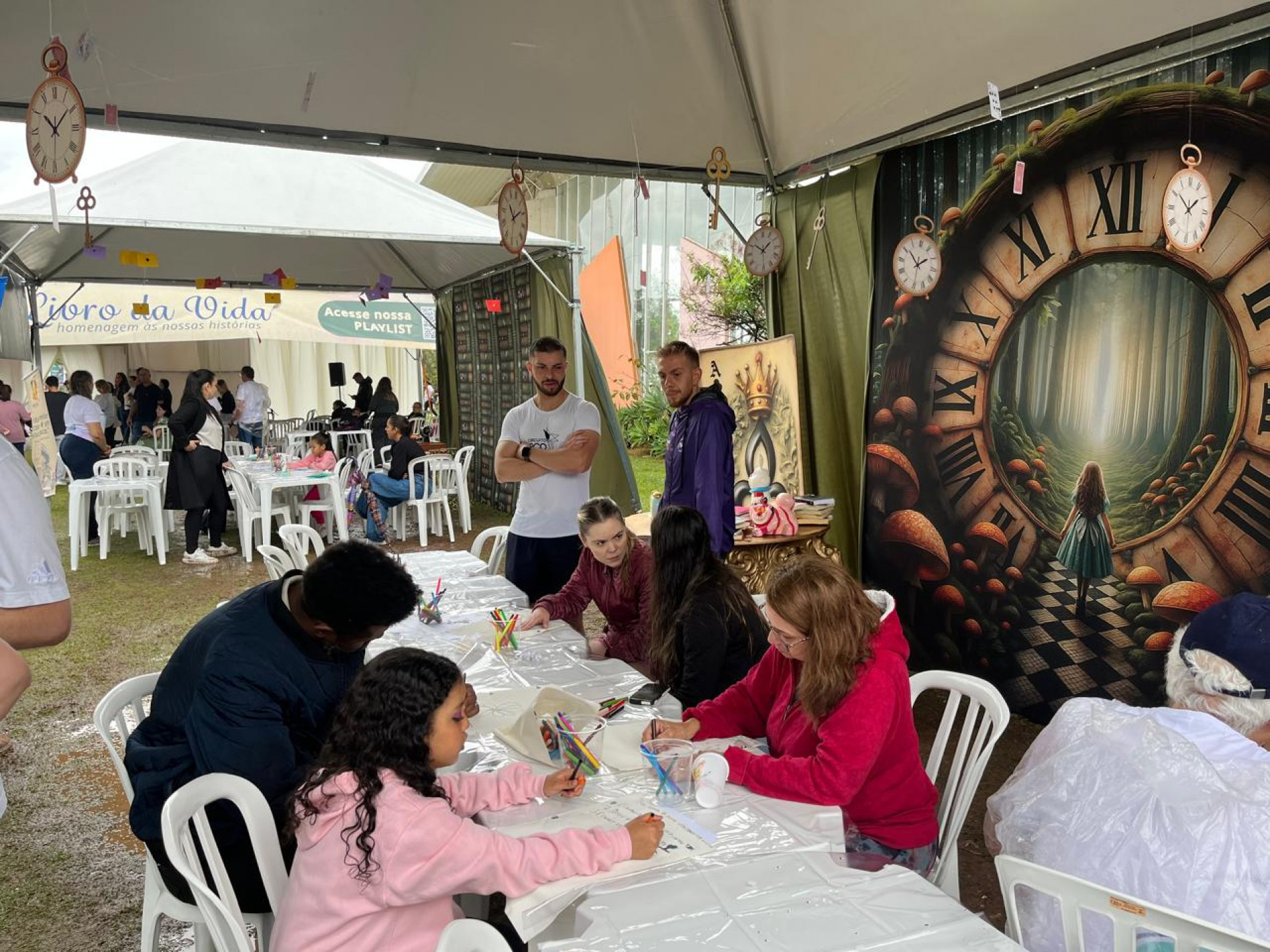 O dia chuvoso não desanimou o público que compareceu para  homenagear pessoas queridas na 5ª Ação Especial de Finados da Ofebas