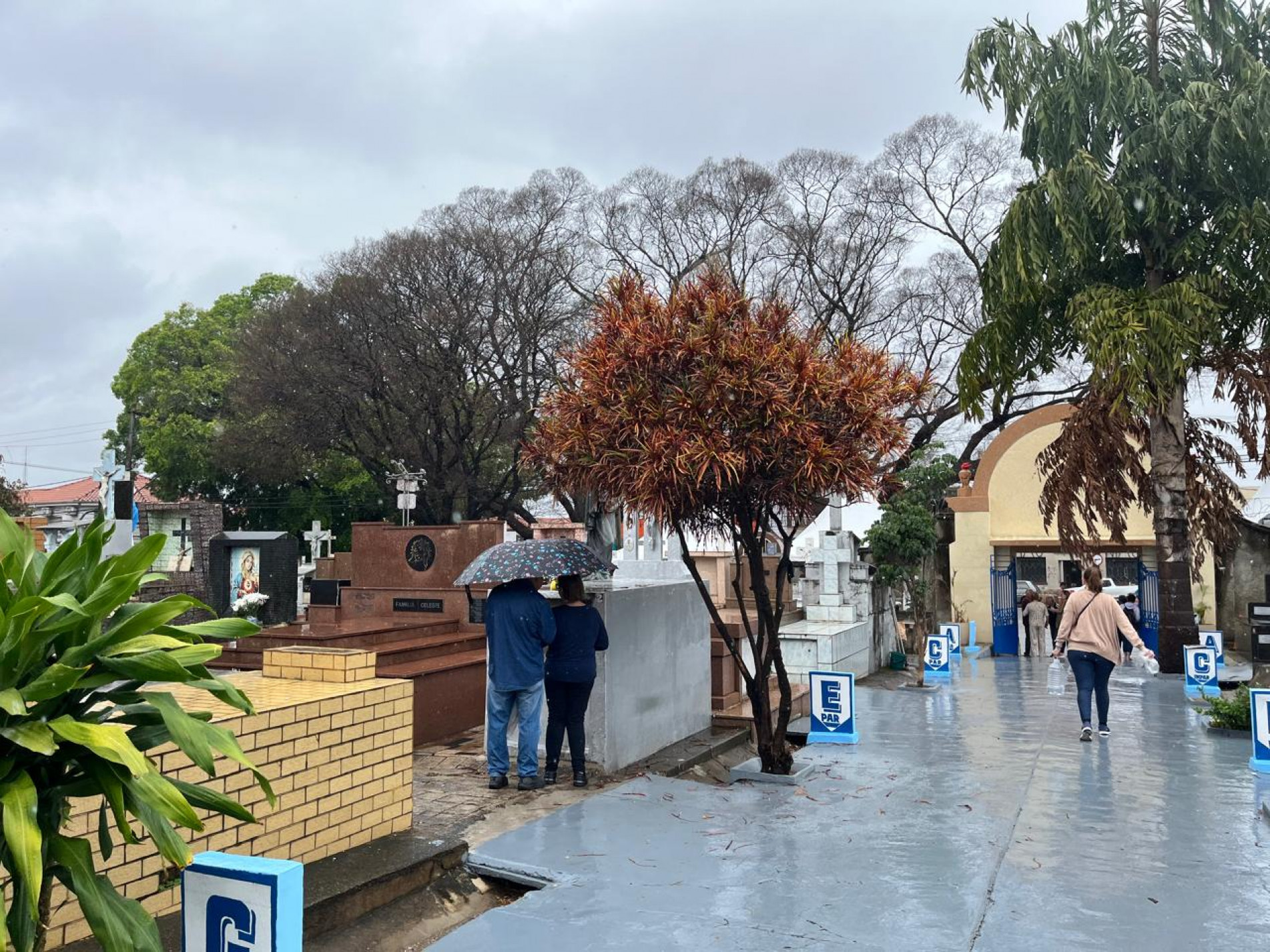 Neste domingo (2), Dia de Finados, a chuva não desanimou as pessoas que foram aos cemitérios públicos e privados de Sorocaba para lembrar e homenagear familiares e amigos que já partiram