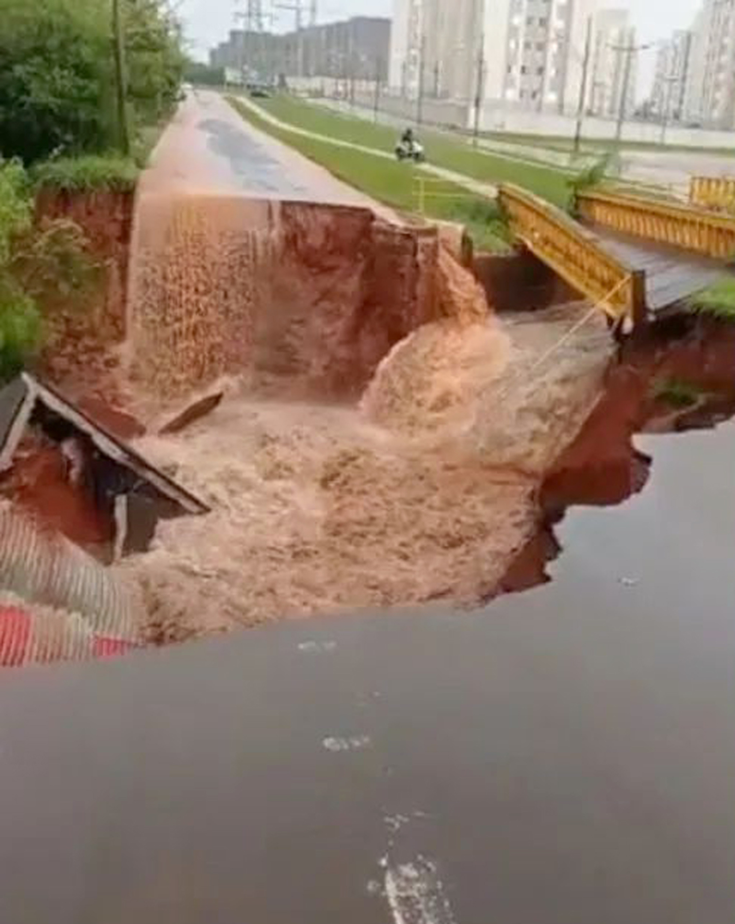 Enxurrada destruiu trecho de avenida em Barretos
