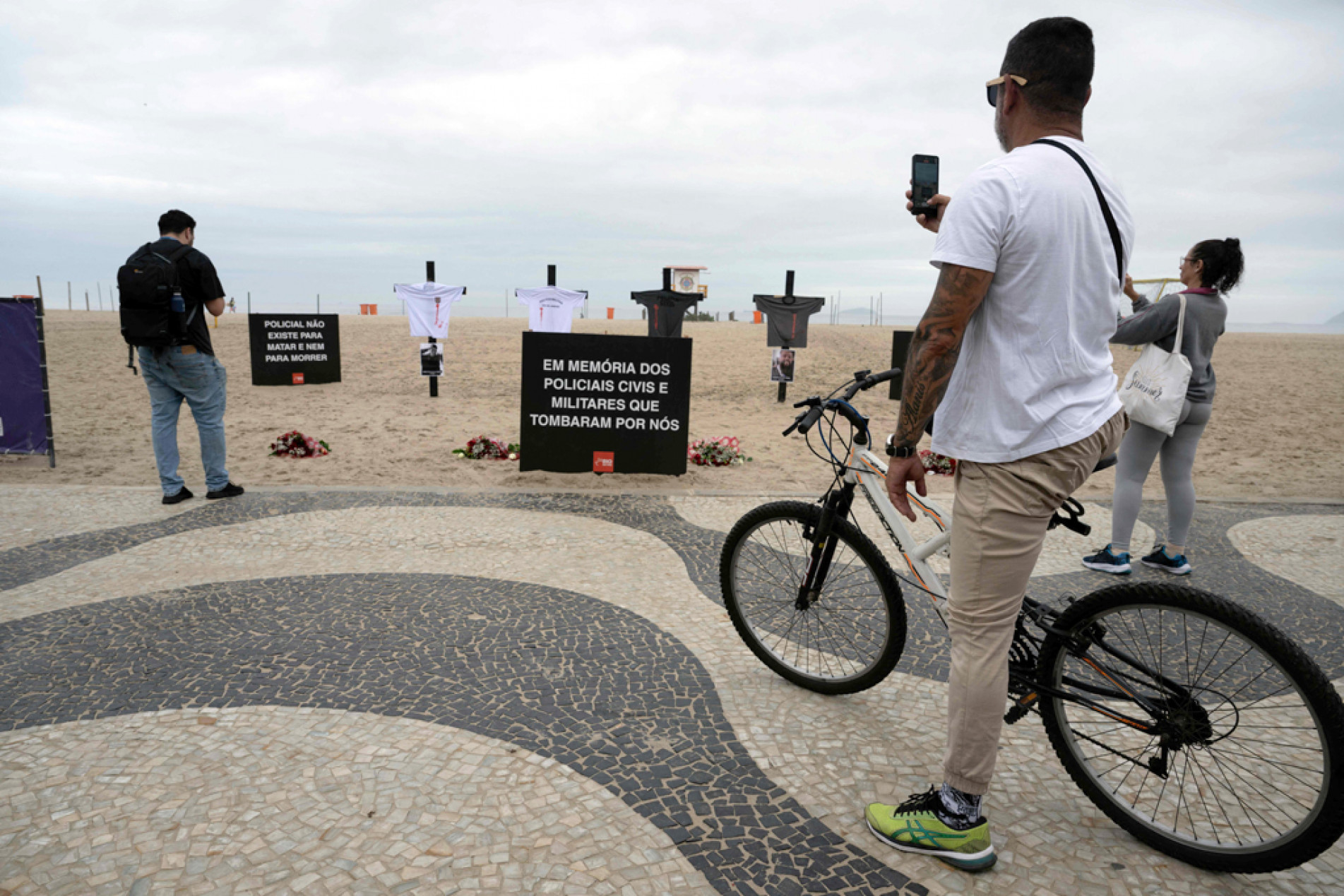 Policiais mortos receberam homenagem em Copacabana
