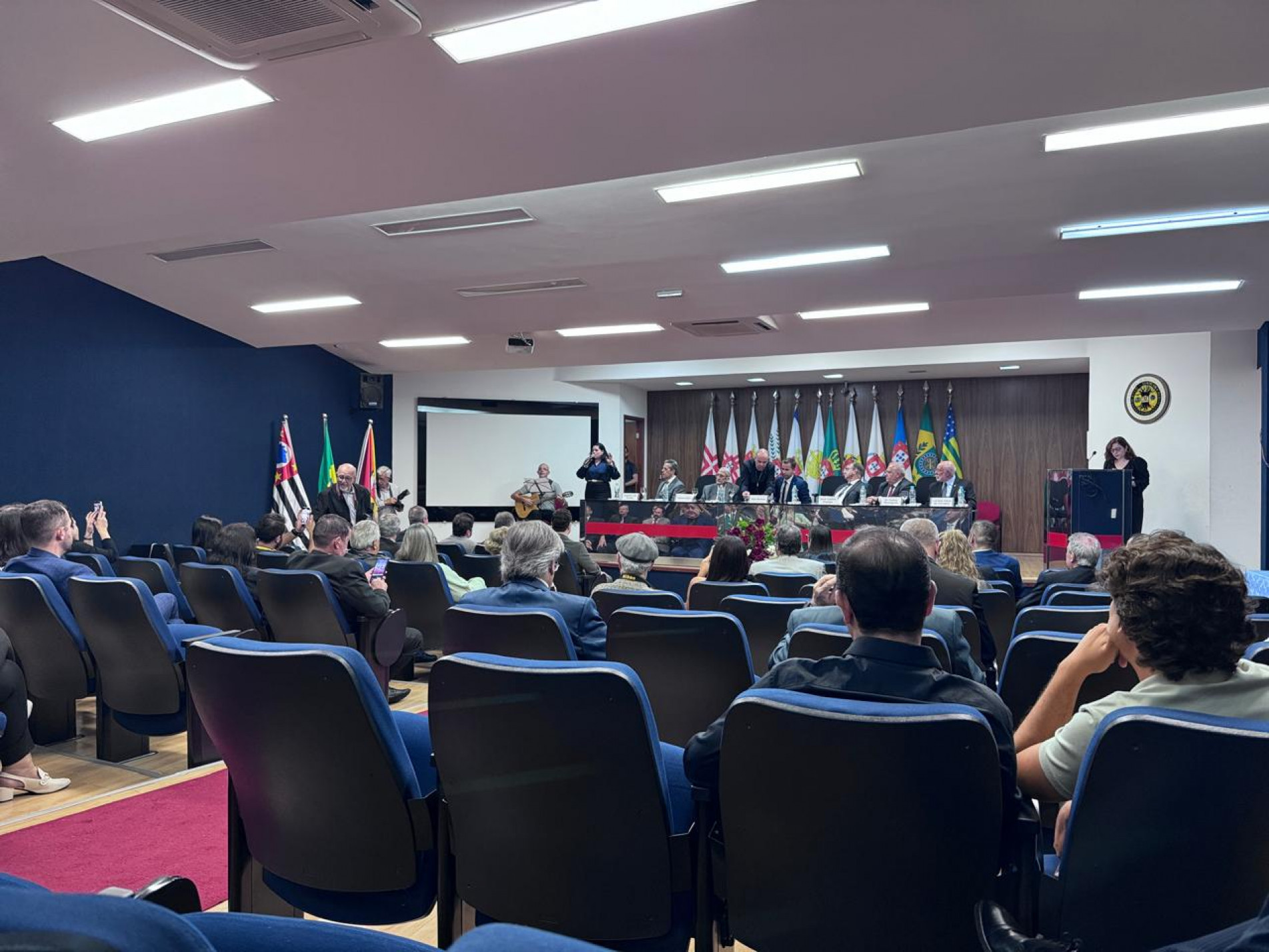 O casal Nison Huran e Georgia Prado Huran se apresentou, com voz e violão, clássicos da música popular brasileira (MPB)
