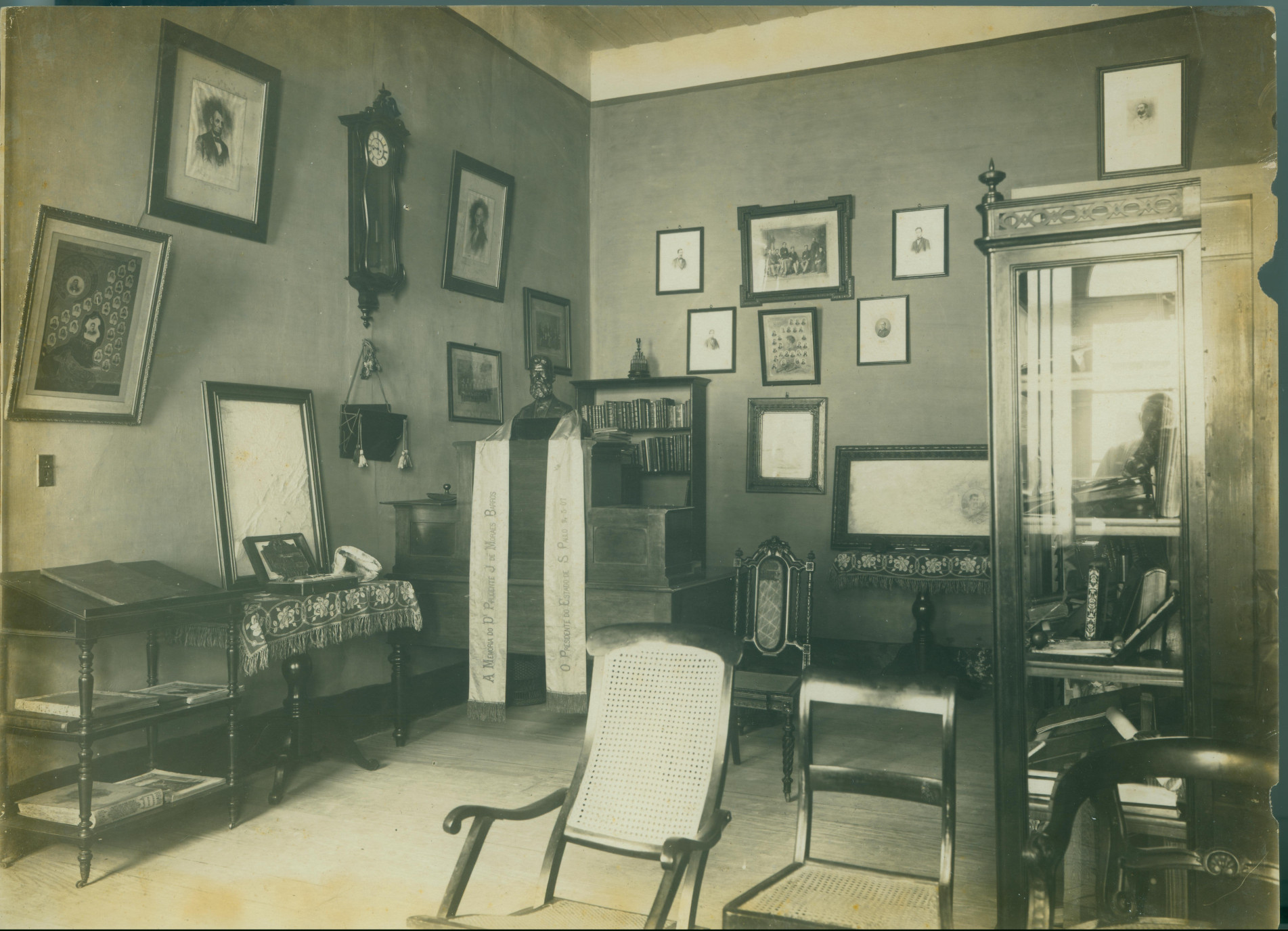 As fotografias de Frederico Egner, datadas de 1925, registram a primeira montagem do gabinete e revelam como o museu passou a associar a história republicana à imagem de seus protagonistas.