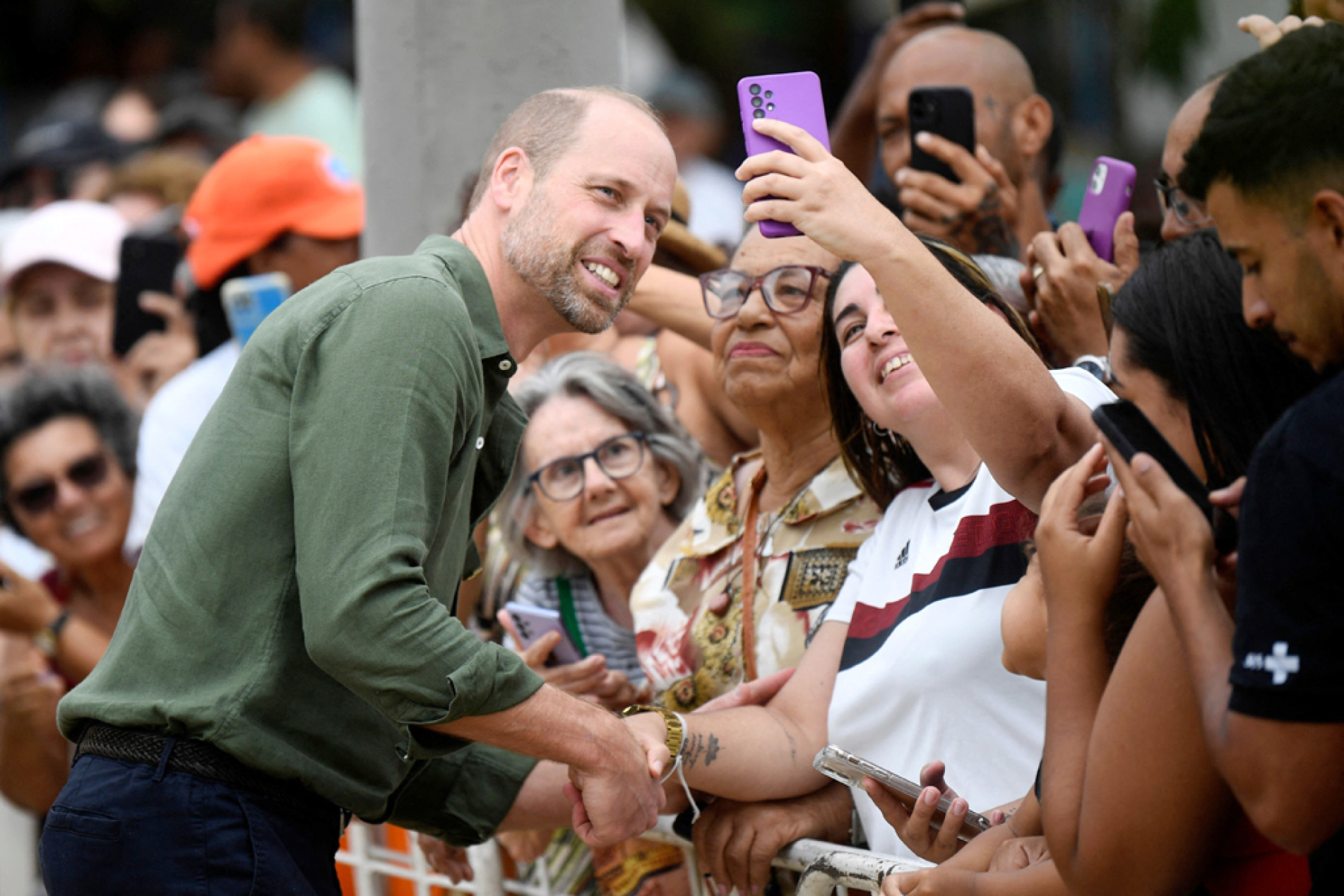 Futuro monarca britânico tirou fotos com o público
