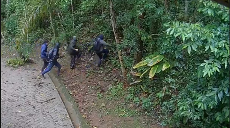 Criminosos armados roubaram R$ 145 mil em transferências e diversos objetos; carro das vítimas foi recuperado em SP