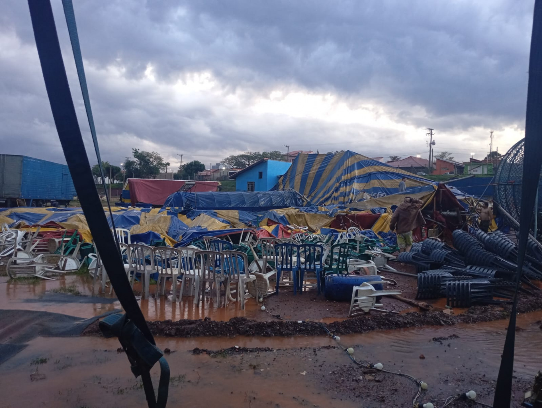 Desde o início da chuva a Defesa Civil, Guarda Civil Municipal e equipes de Zeladoria de Capela do Alto atuaram na remoção de árvores e na limpeza das vias